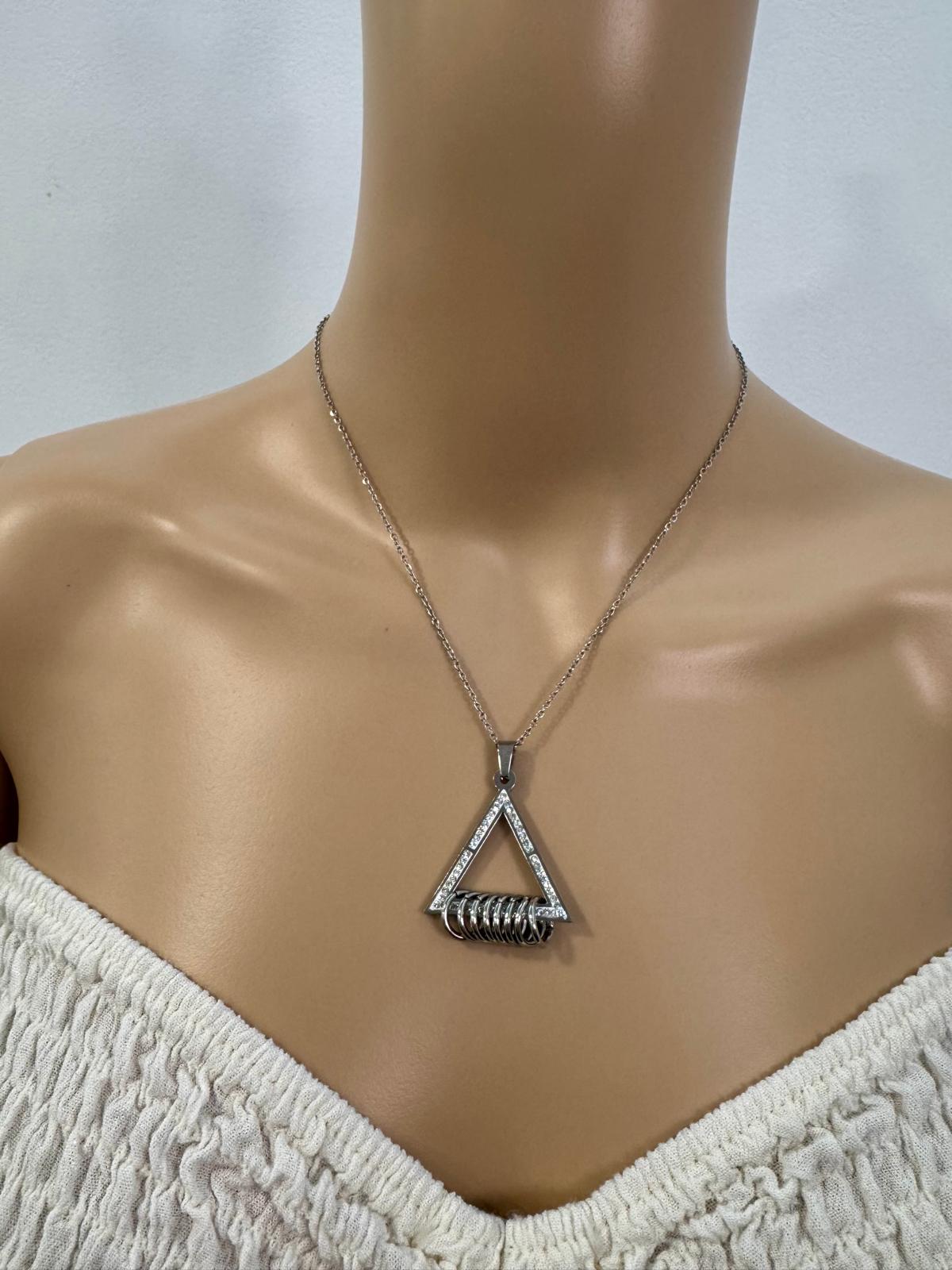 Fio Triangulo com Pedrinhas