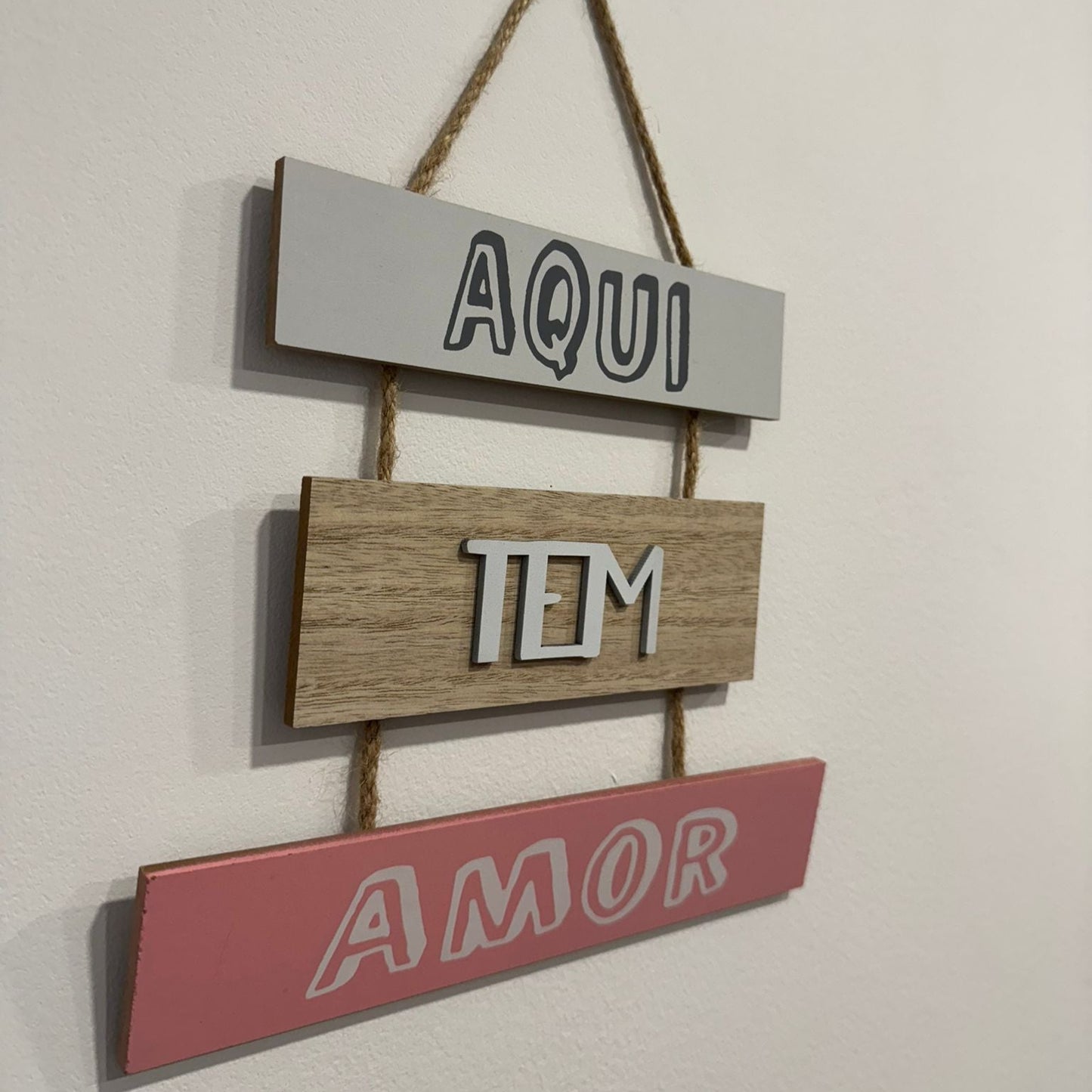 Placa Parede MDF (Variadades) Aqui Tem Amor