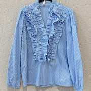 Camisa listrada com folhos no decotee