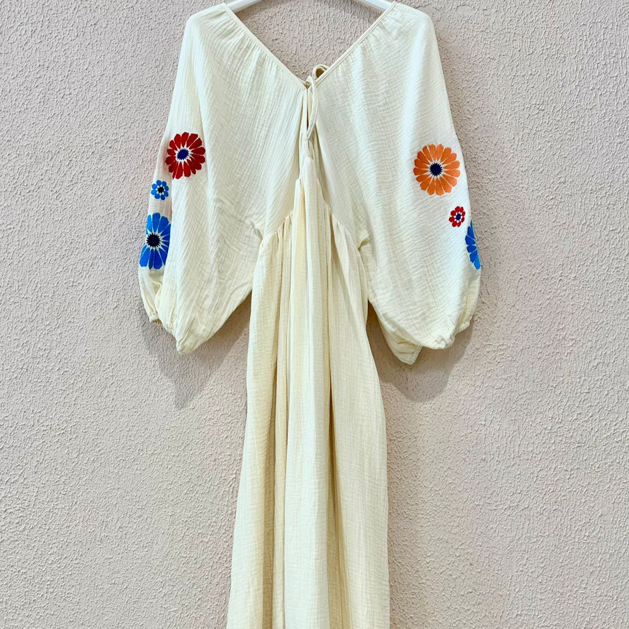 Vestido Wiya com Flores Bordadas na Manga, Bege