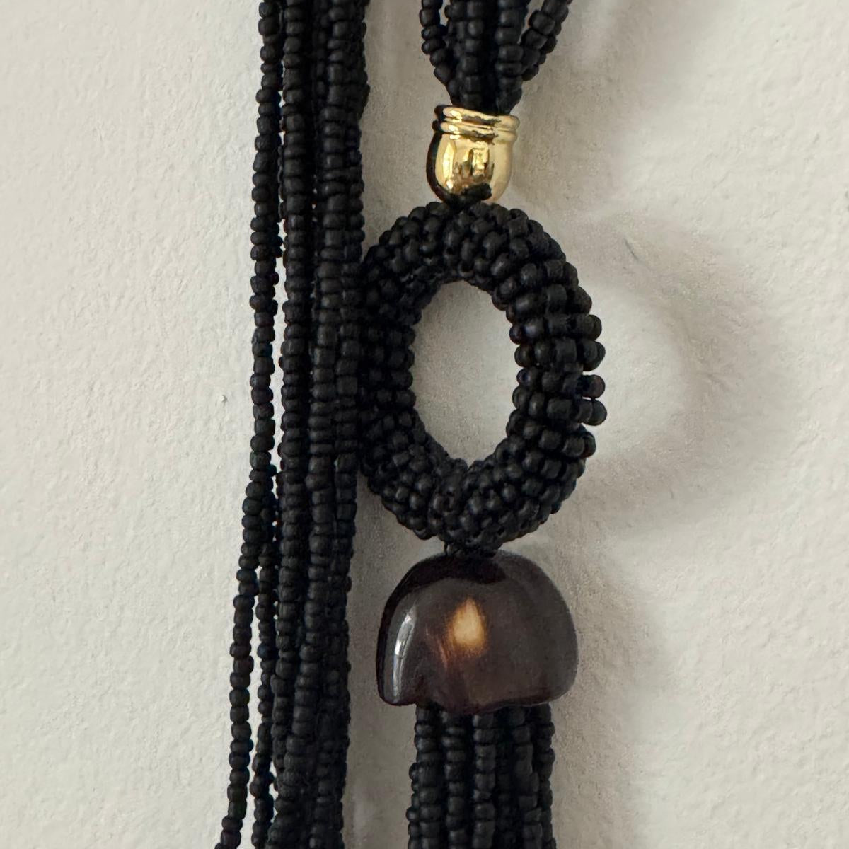 Colar Bolinhas Pretas em No - Essencia Pura
