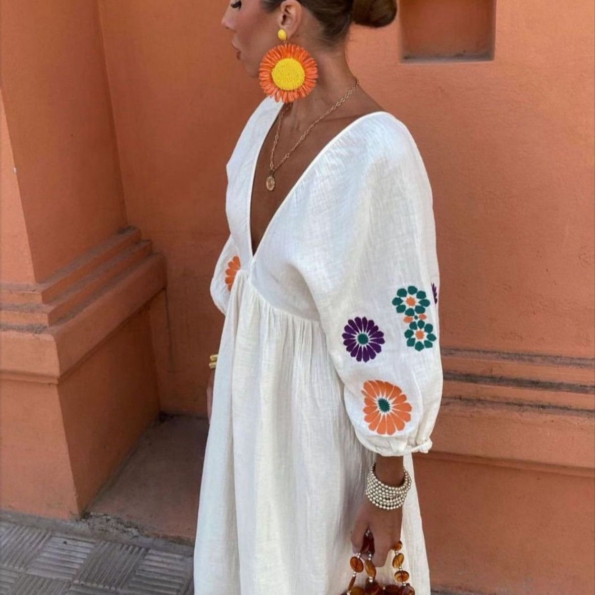 Vestido Wiya com Flores Bordadas na Manga, Bege