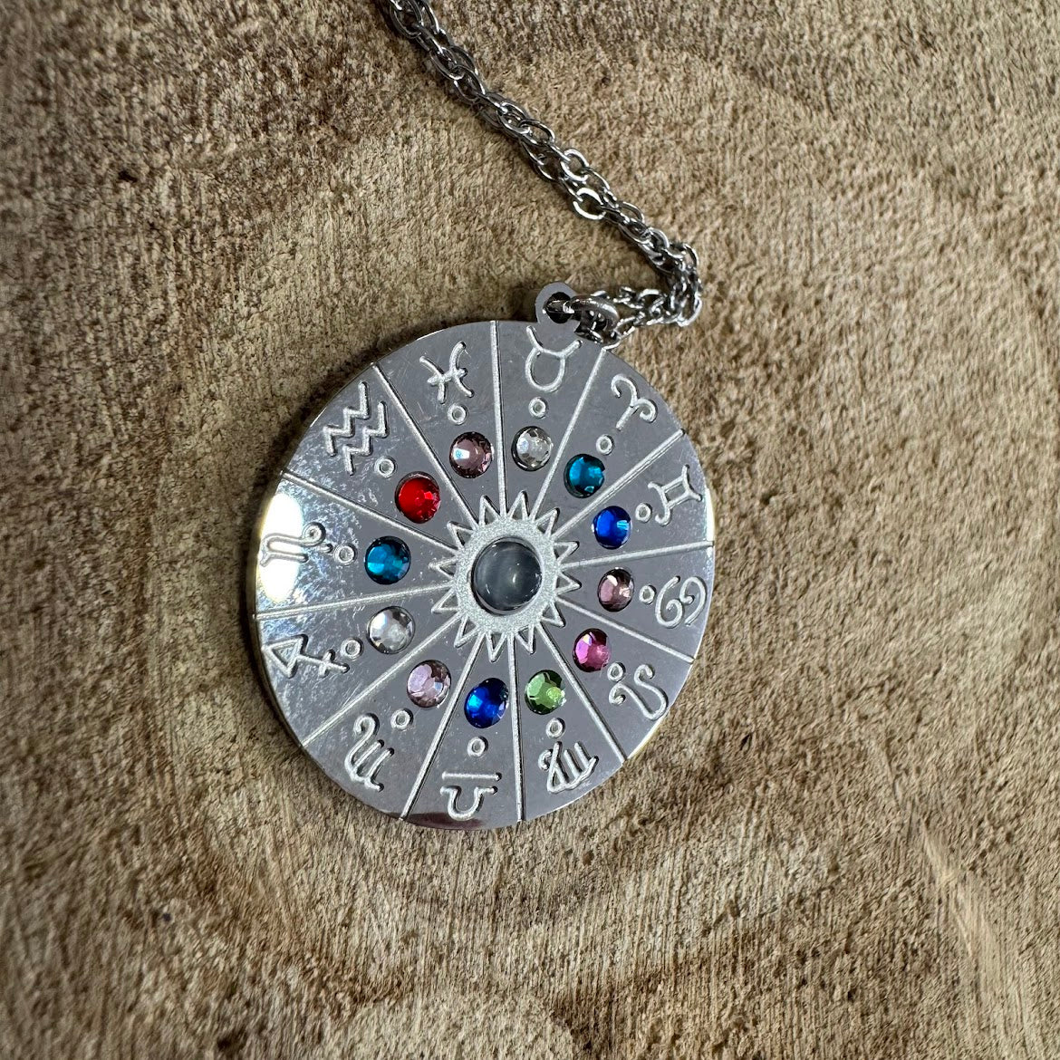 Colare Prateado/Dourado, Roda da Astrologia
