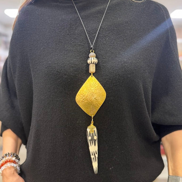 Colar Quenia, Chapa de Latão Diagonal, com Miçanga Preta e Branca