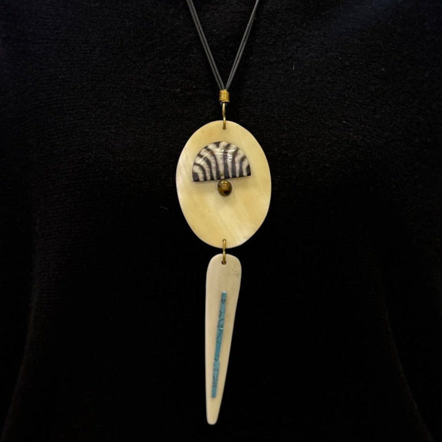 Colar Quenia, Chapa de Osso Padrão Zebra, com Azul Clarinho