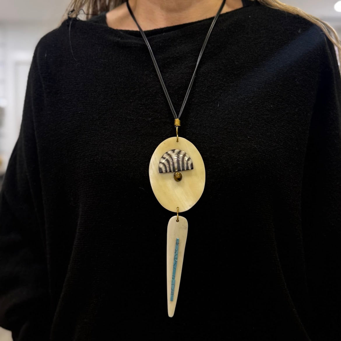 Colar Quenia, Chapa de Osso Padrão Zebra, com Azul Clarinho