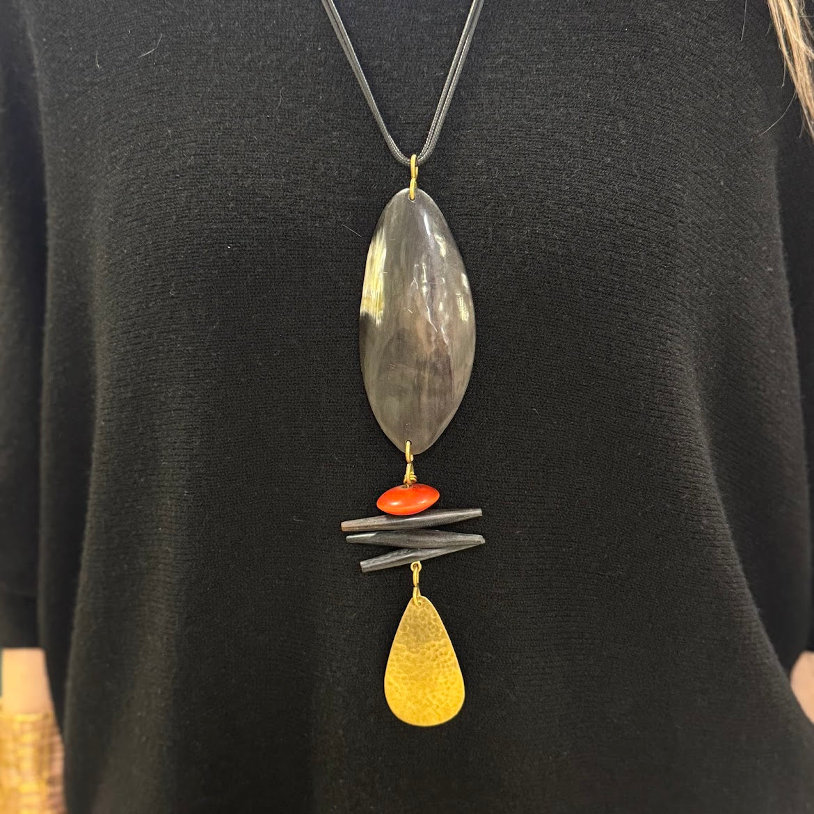 Colar Quenia, Mbavu, Chapa Grande Oval de Osso