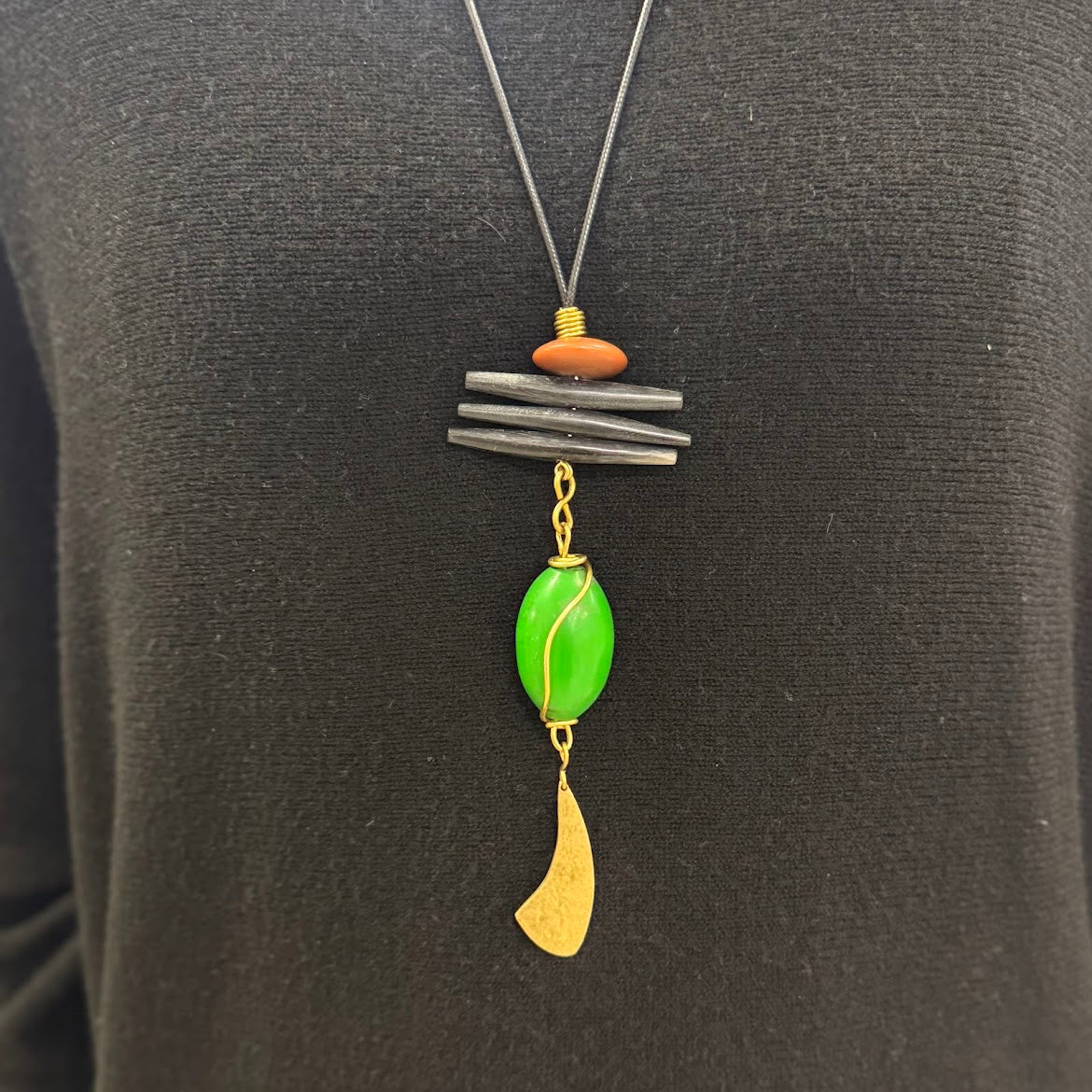 Colar Quenia, Mbavu, Miçanga Verde Oval