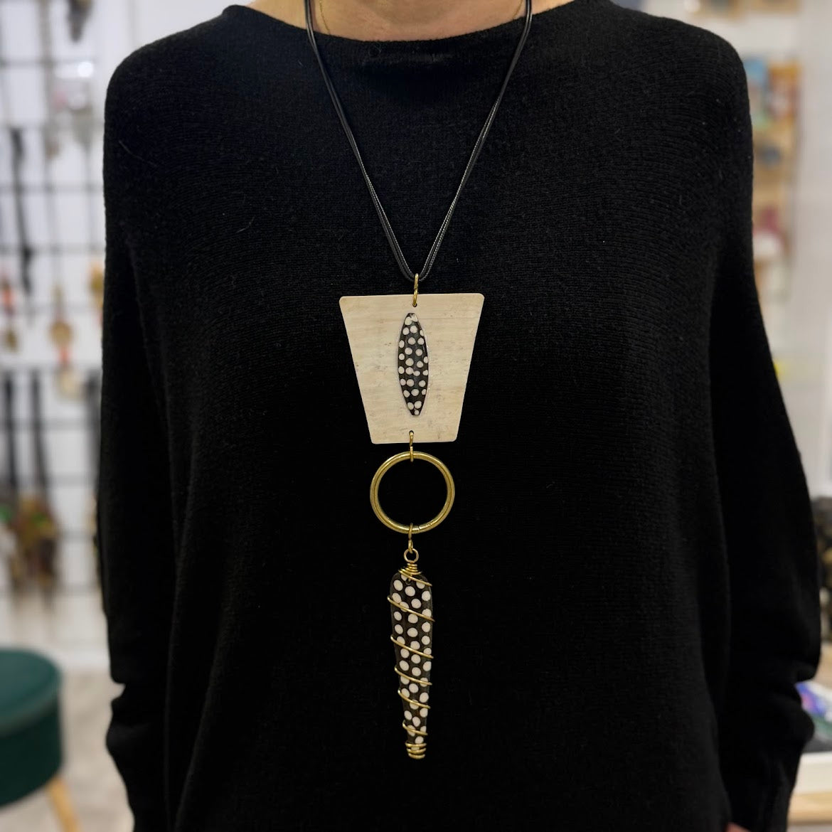 Colar Quenia, Polka Dots, Preto e Branco com Chapa Osso (Reversível)