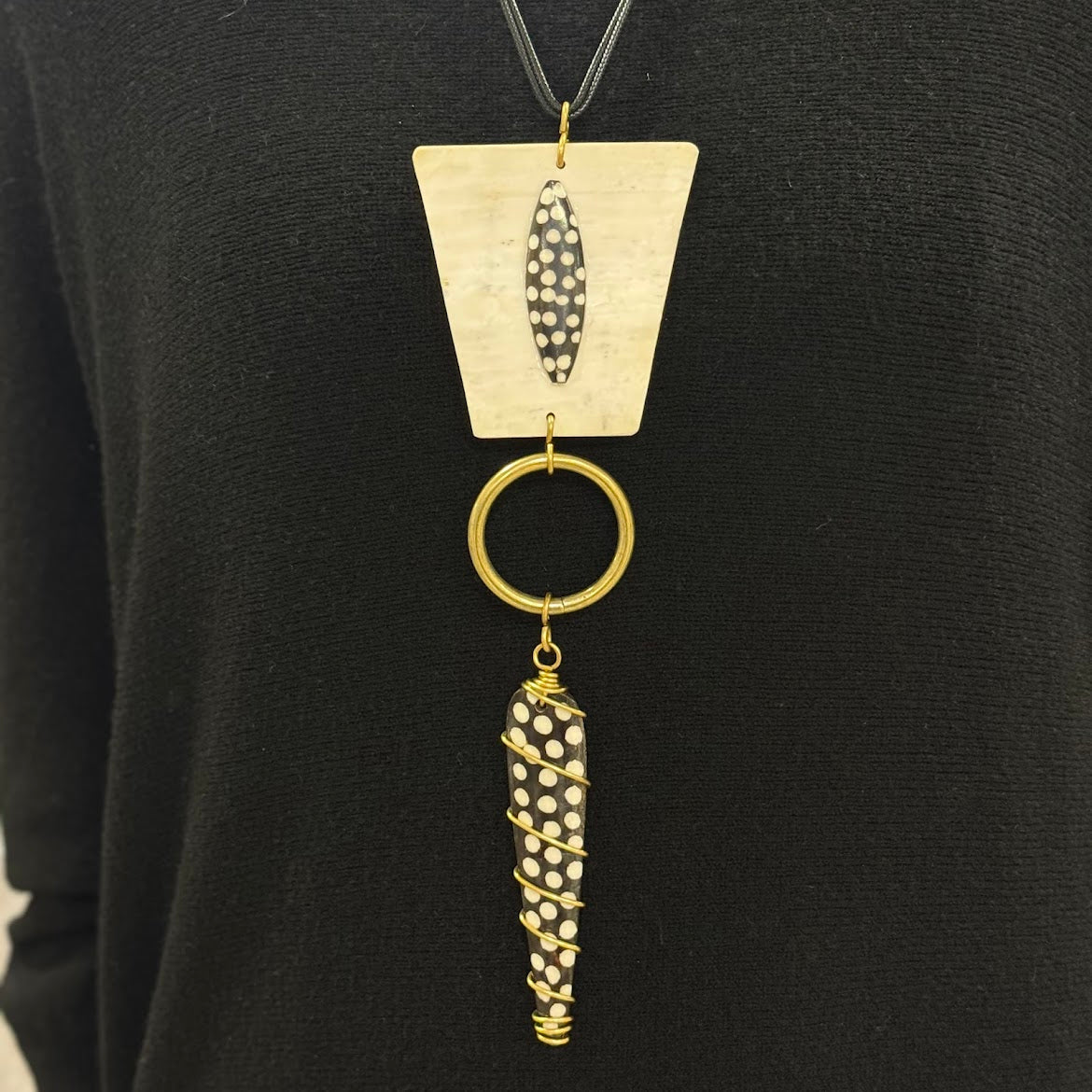 Colar Quenia, Polka Dots, Preto e Branco com Chapa Osso (Reversível)