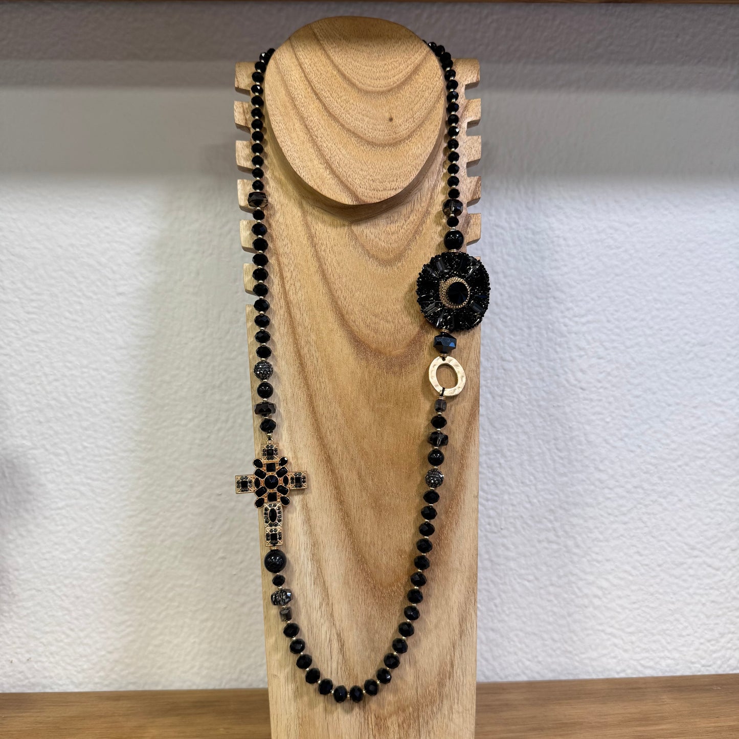 Colar Comprido Cruz e Medalhão Preto