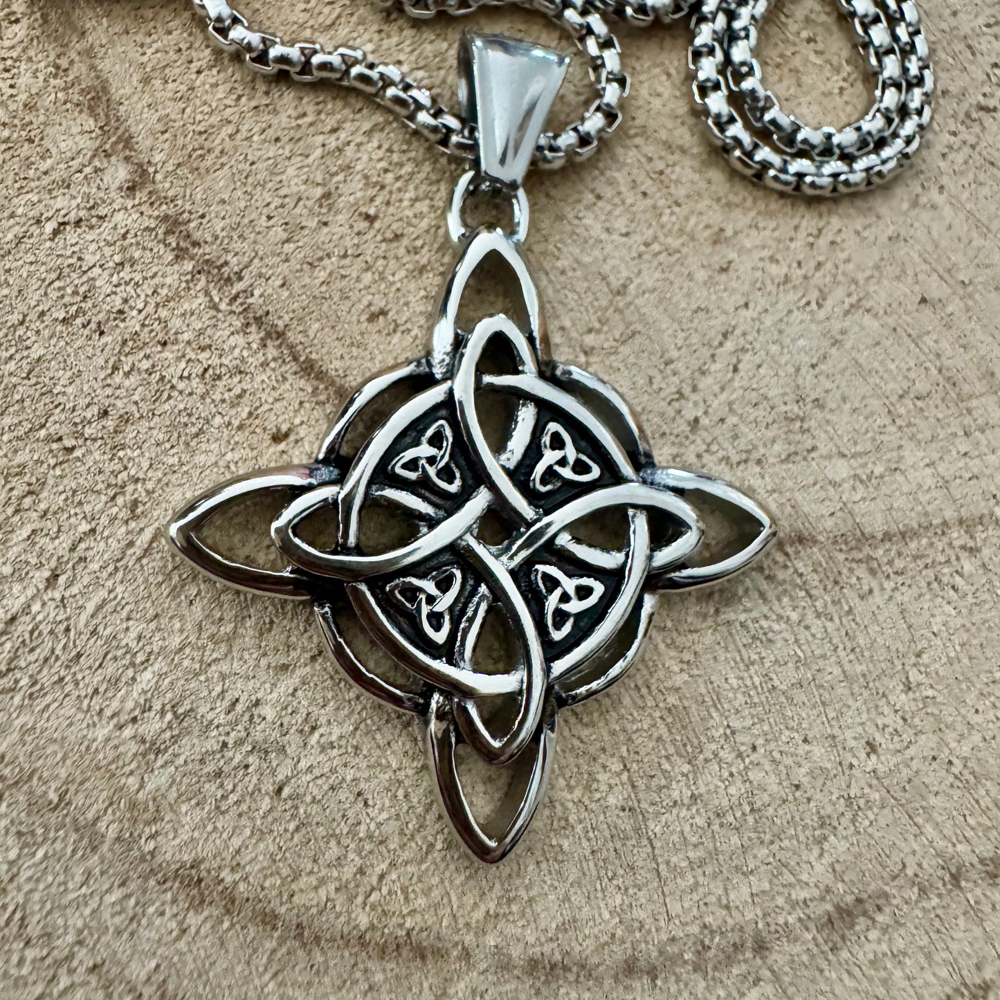 pendente Homem Prateado - Nó de Bruxa Irlandês