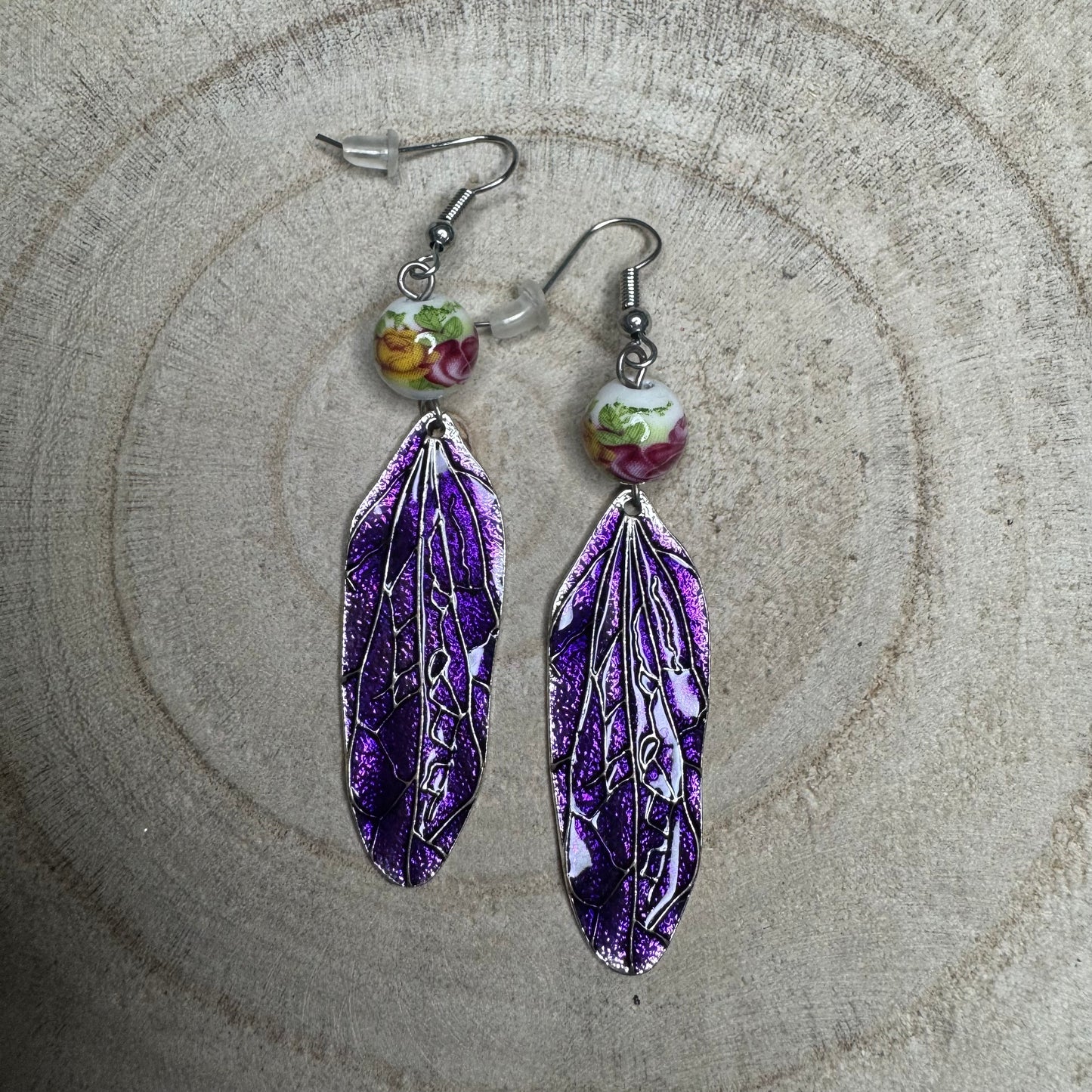 Brincos Folha Comprida Roxa com Conta Pintada