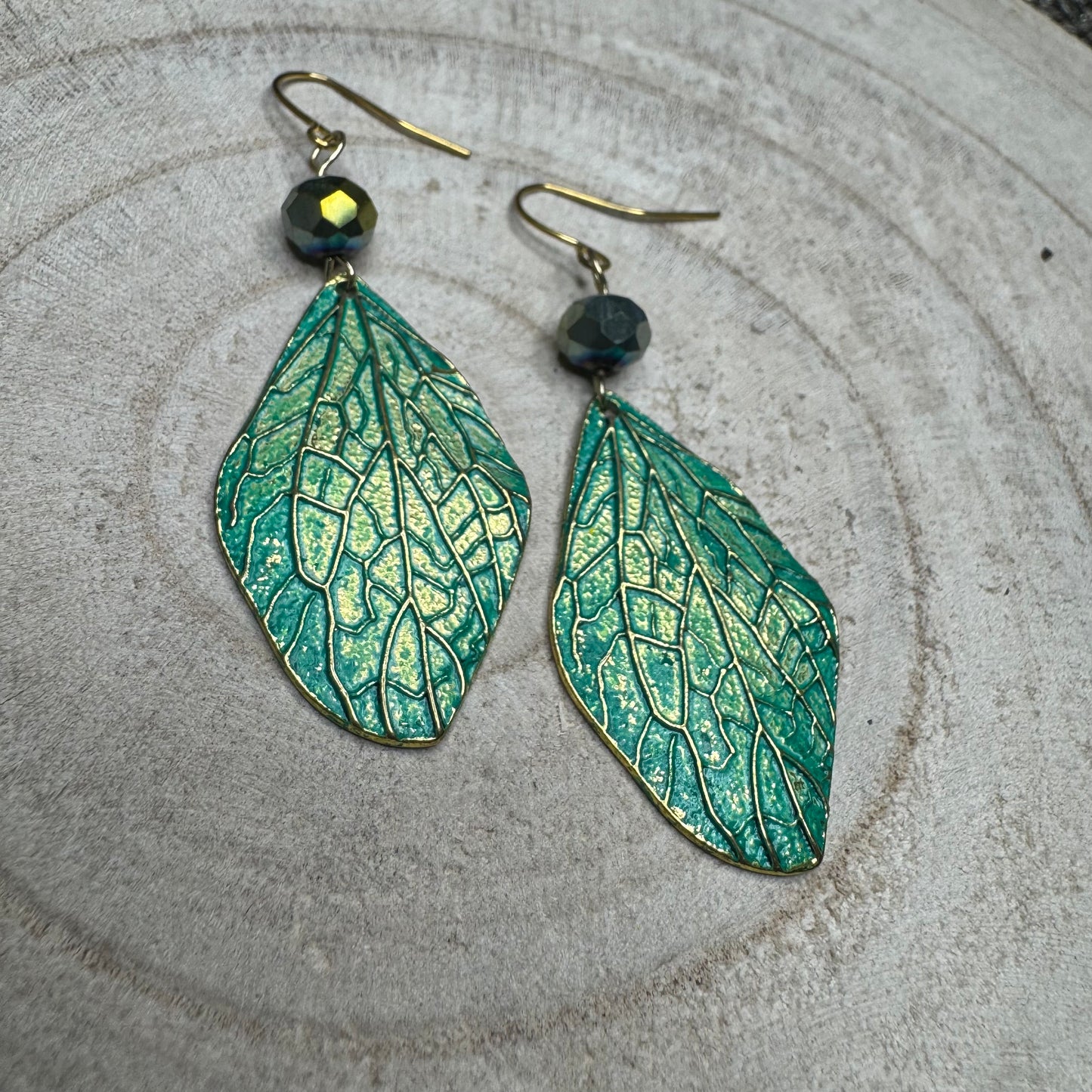 Brincos Rústicos Folha Verde e Dourado com Missanga