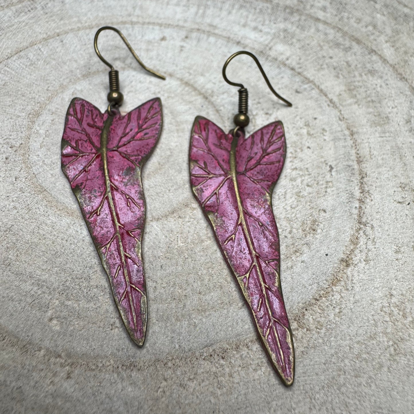 Brincos Rústicos Folha Coração Comprido Rosa