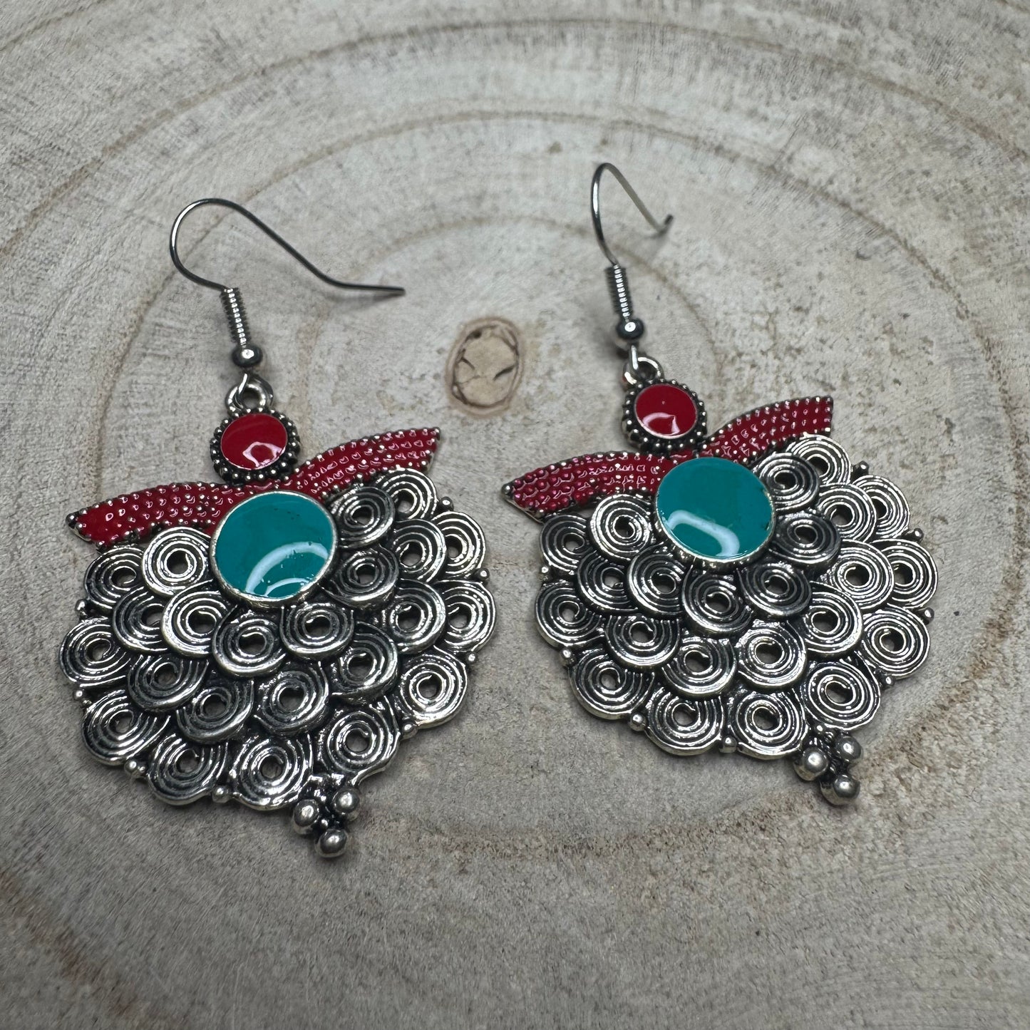 Brincos Rústicos Caracolinhos com Verde e Vermelho Prateado