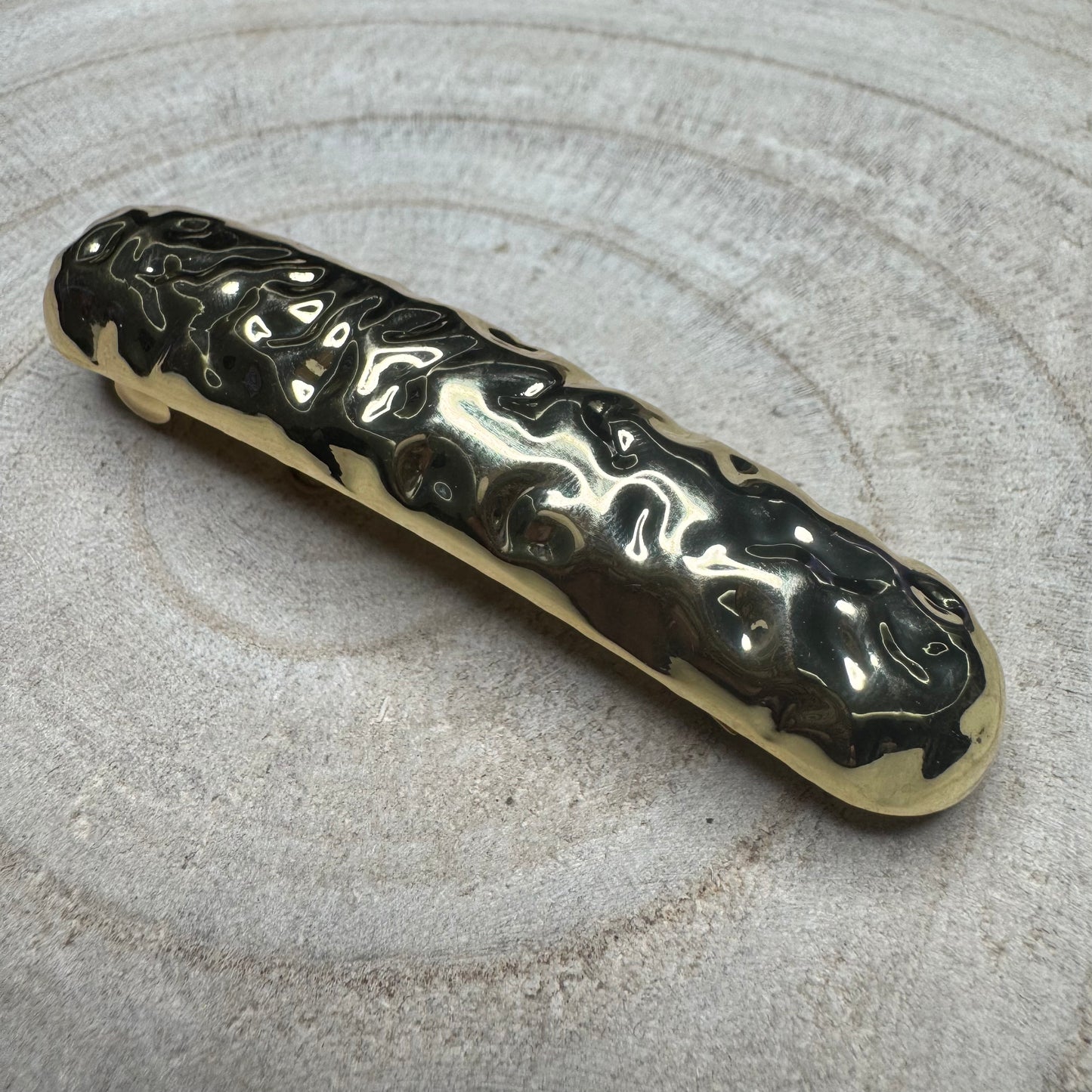 Prendedor de Cabelo Simples Traço Martelado Dourado