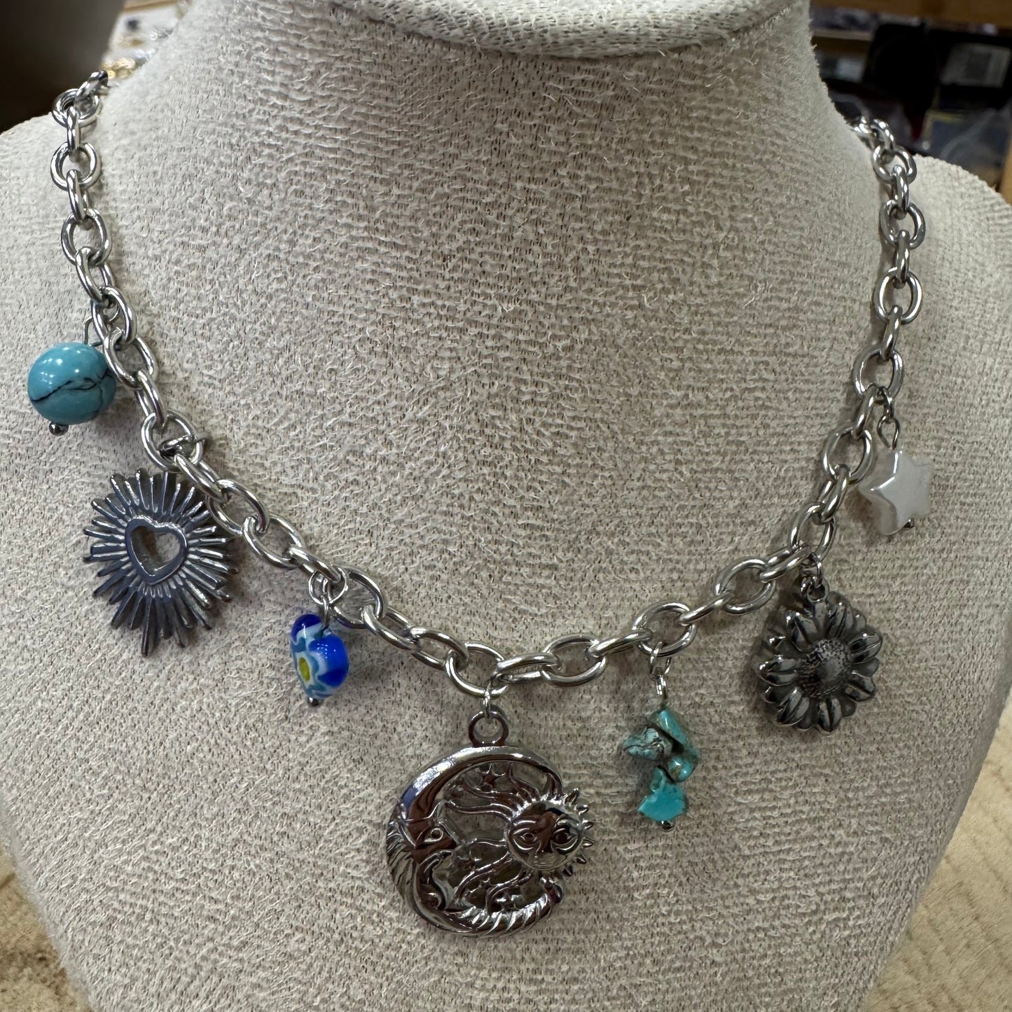 Fio Grosso Aço com Pendentes Prateados e Azuis