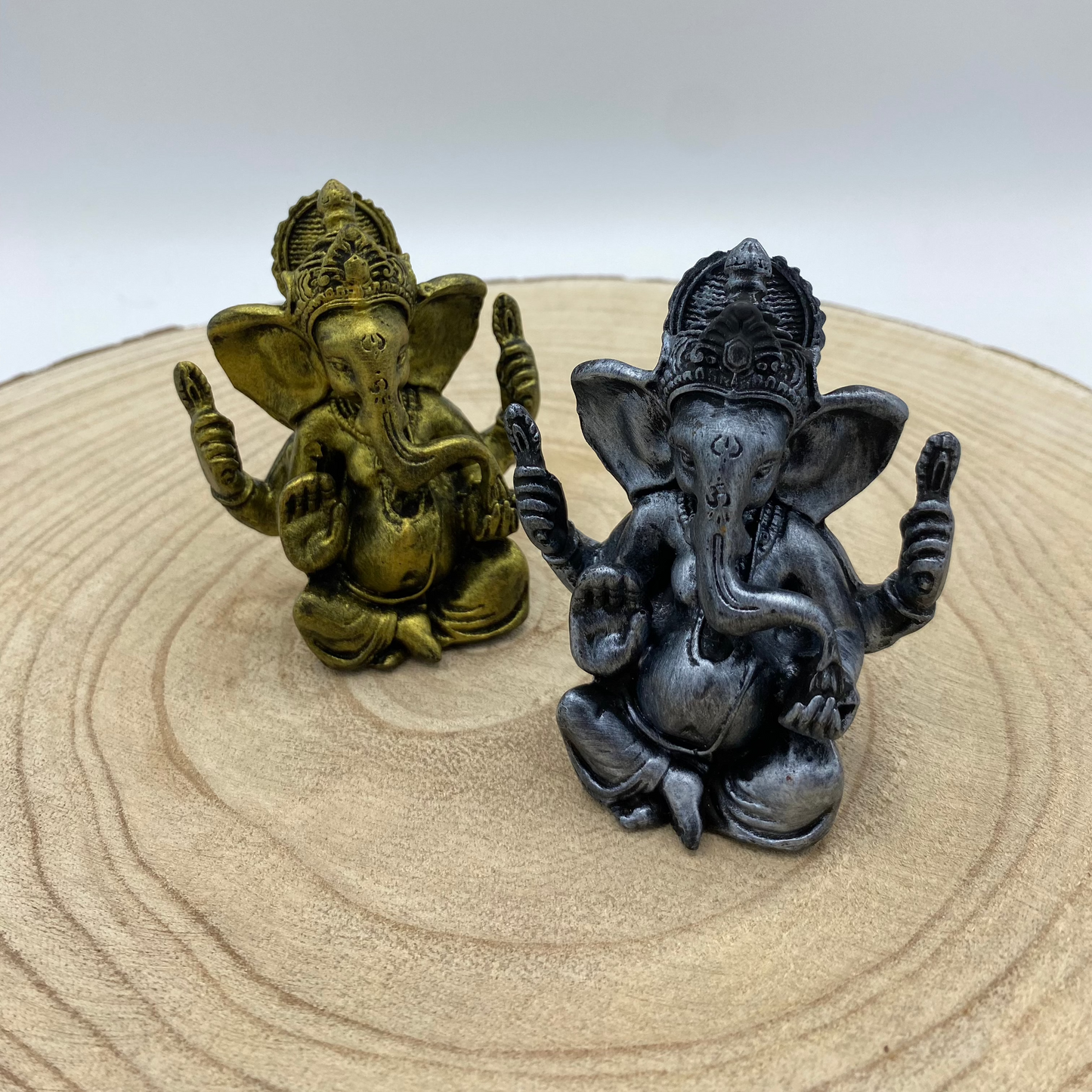 Ganesha PQ Sentado com Penas (Variedade)