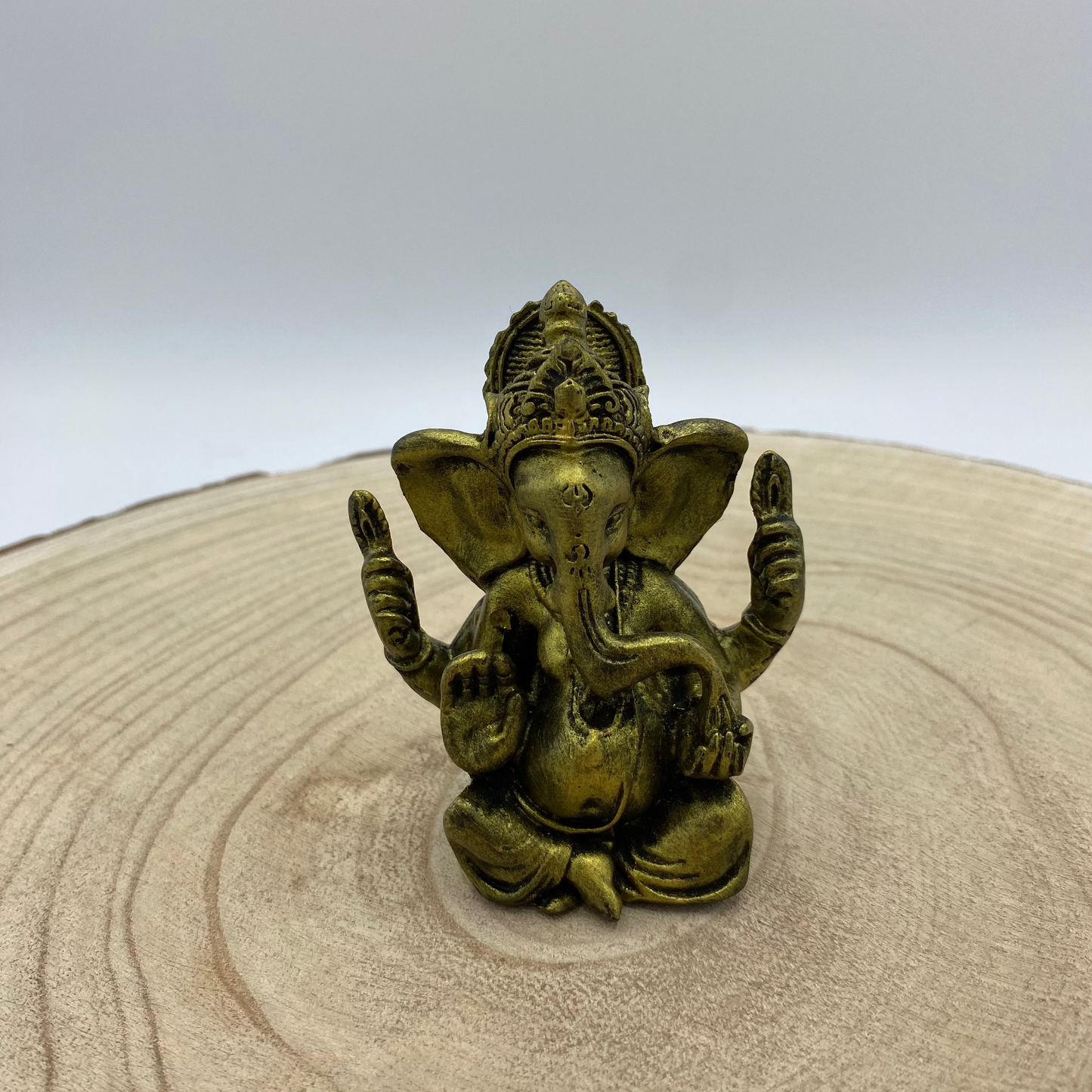 Ganesha PQ Sentado com Penas (Variedade)