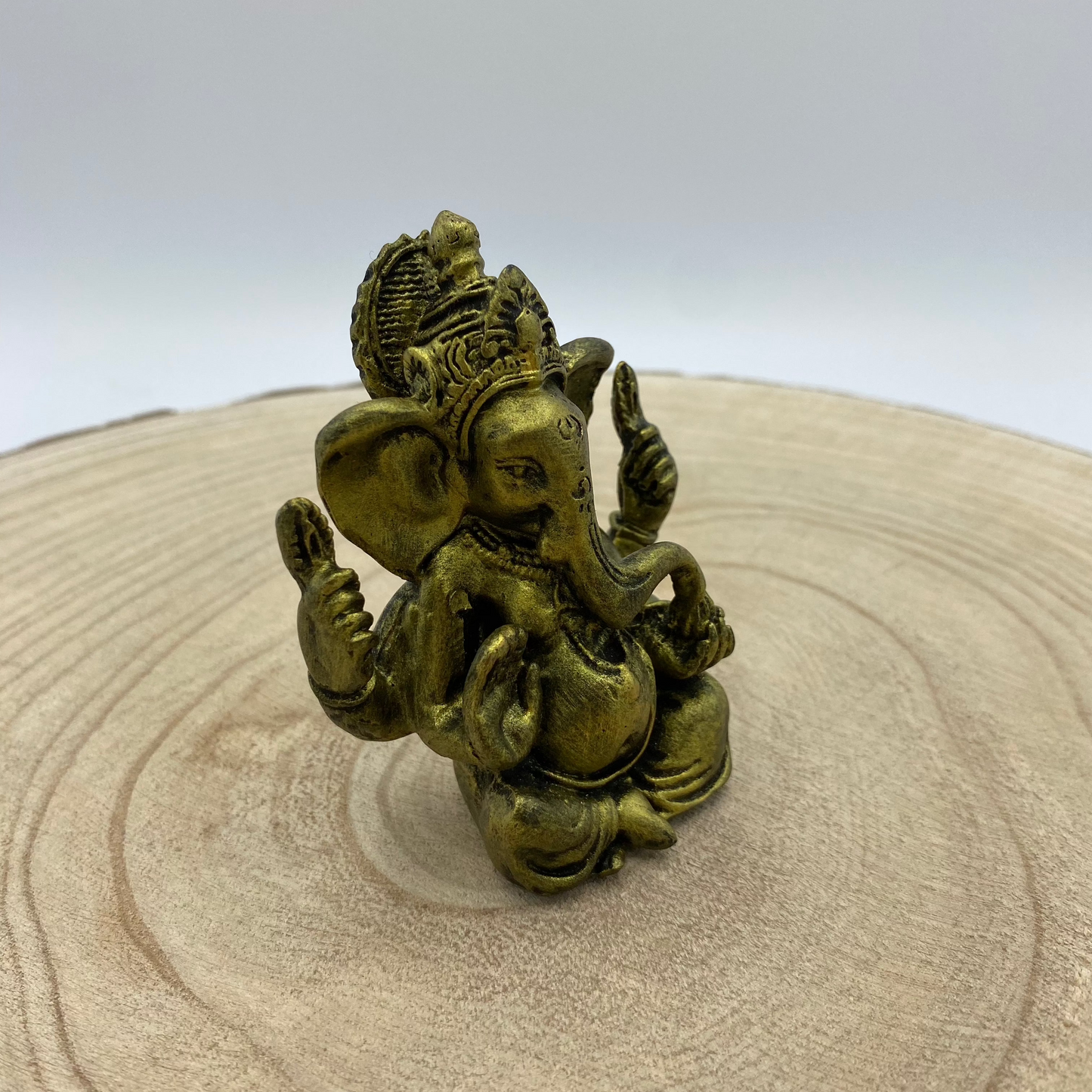 Ganesha PQ Sentado com Penas (Variedade)