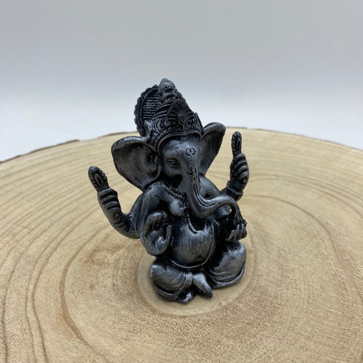 Ganesha PQ Sentado com Penas (Variedade)