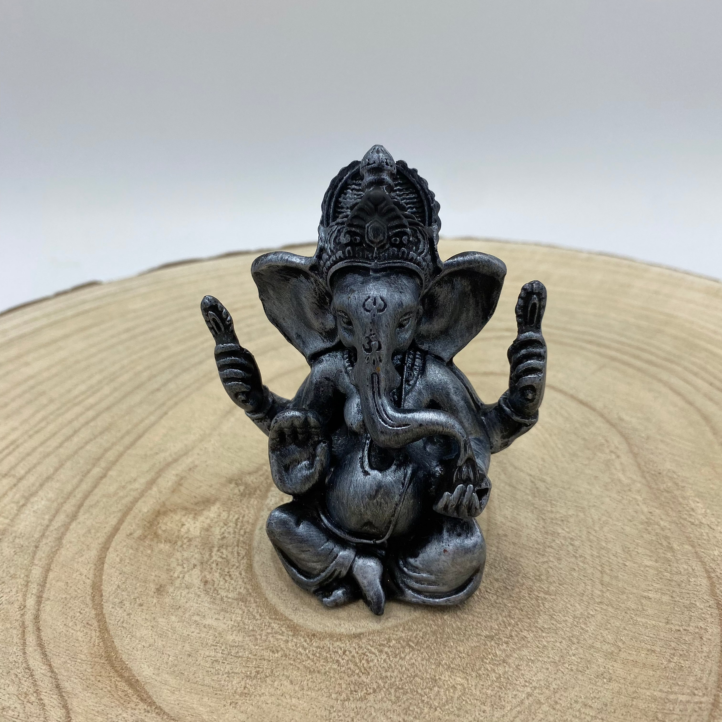 Ganesha PQ Sentado com Penas (Variedade)