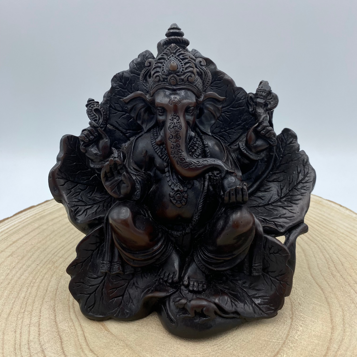 Ganesha de Madeira numa Folha Grande