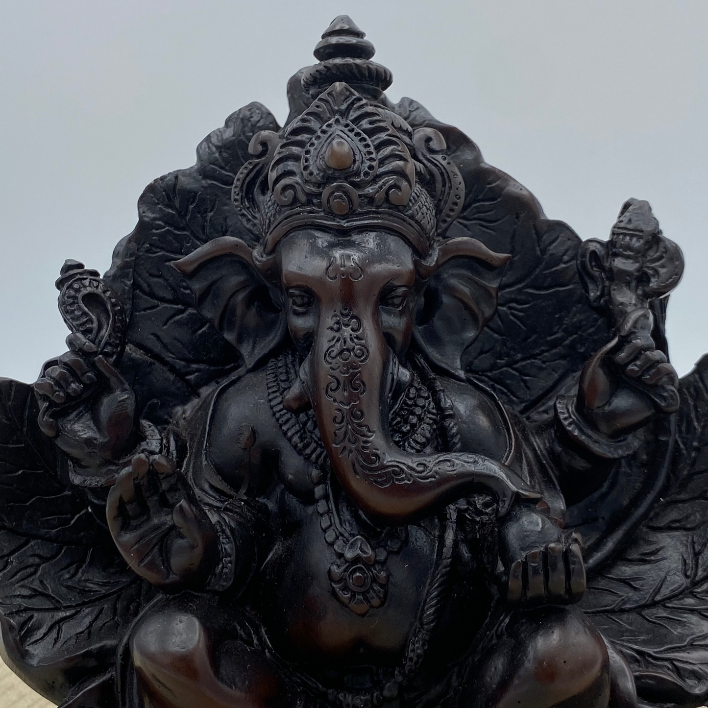 Ganesha de Madeira numa Folha Grande
