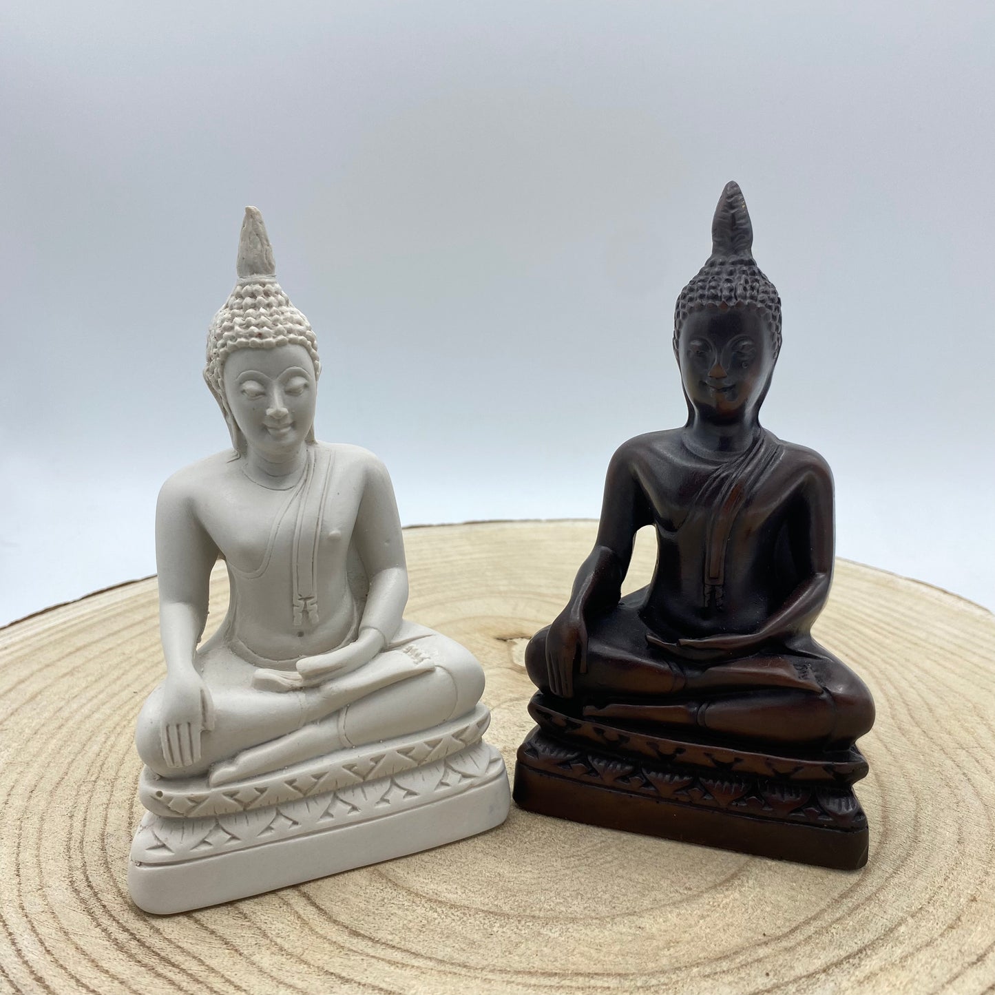 Buda, Sentado PQ com Detalhes (Branco/Castanho)