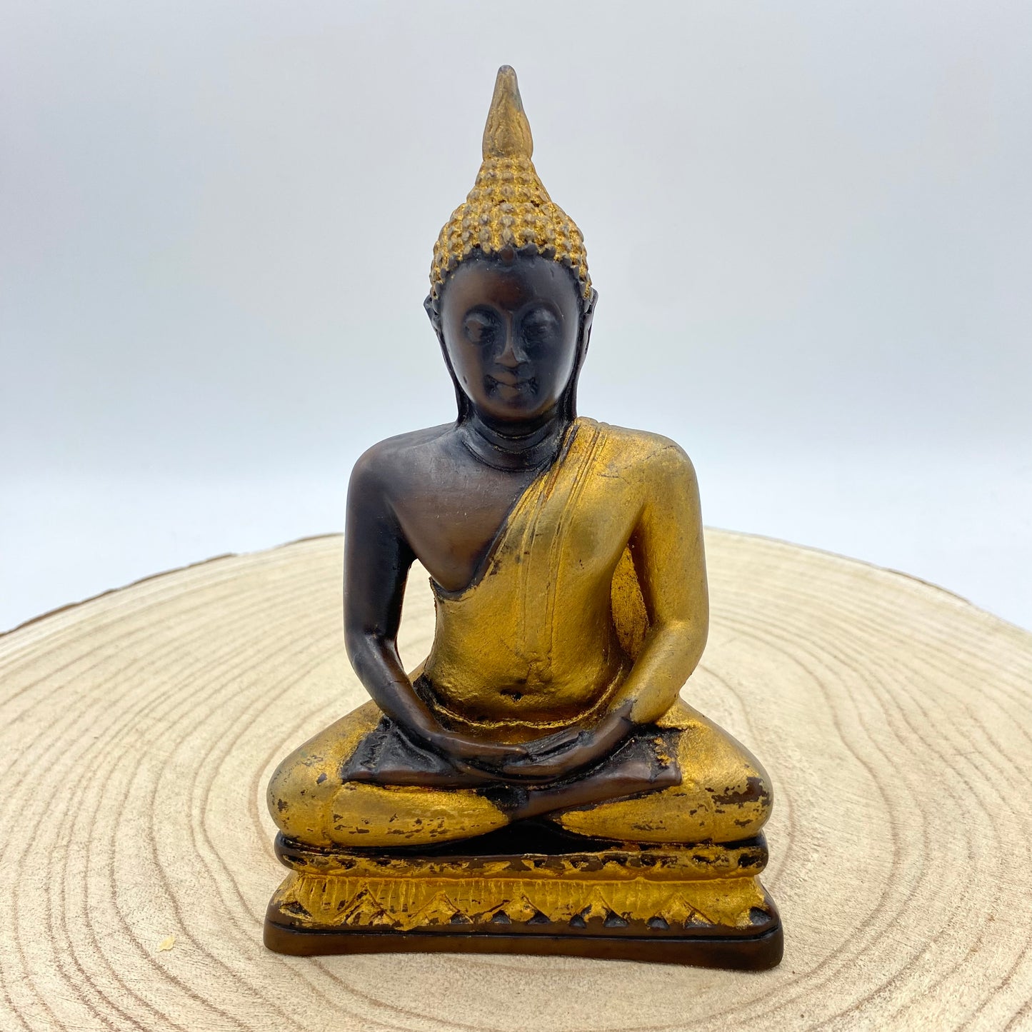 Buda Madeira e Dourado