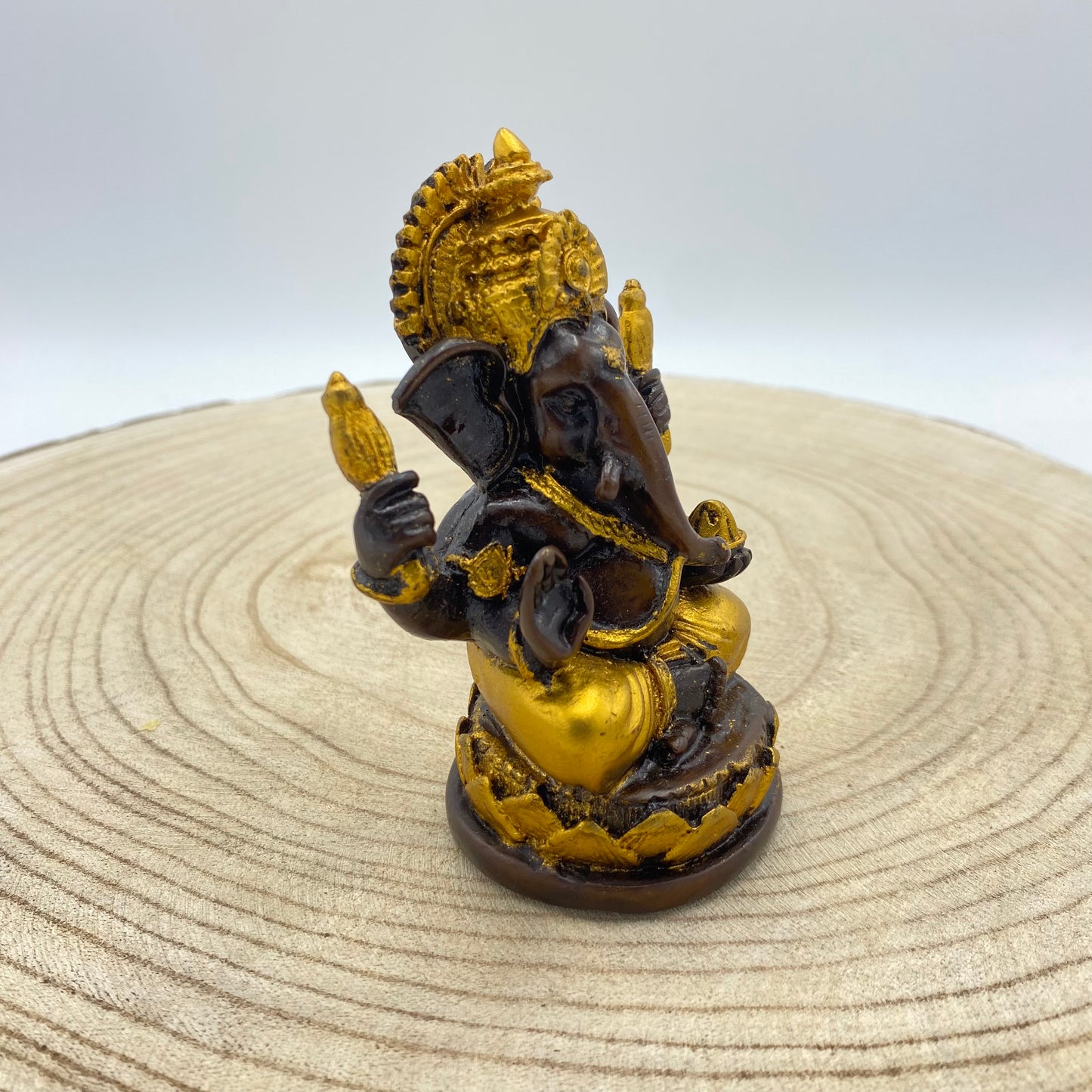 Ganesha PQ Sentado com Penas (Variedade)