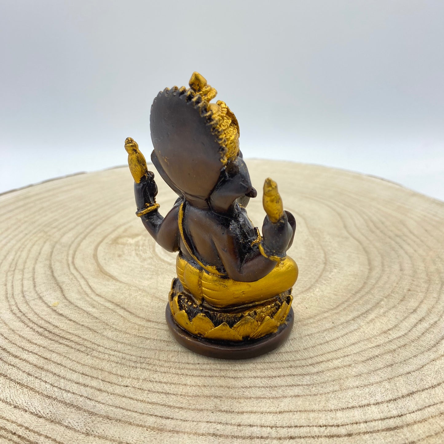 Ganesha PQ Sentado com Penas (Variedade)