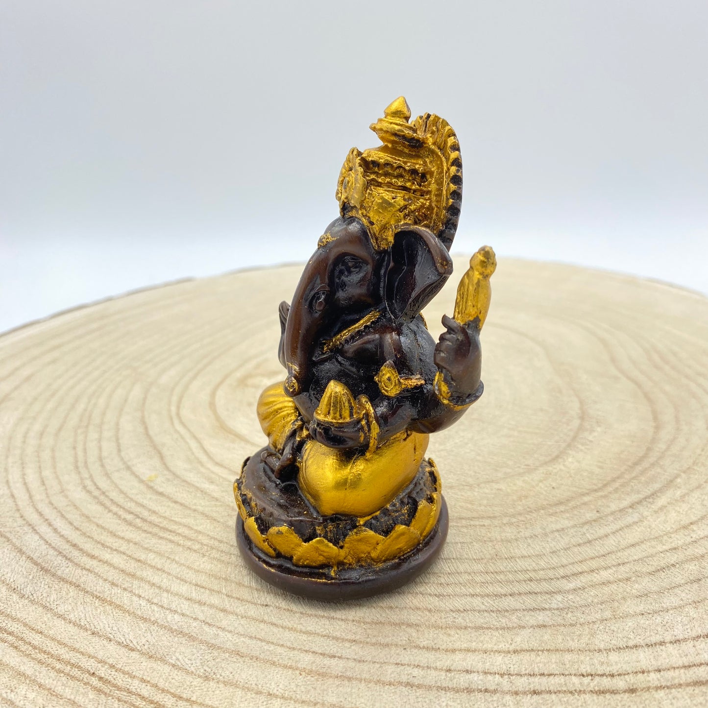 Ganesha PQ Sentado com Penas (Variedade)