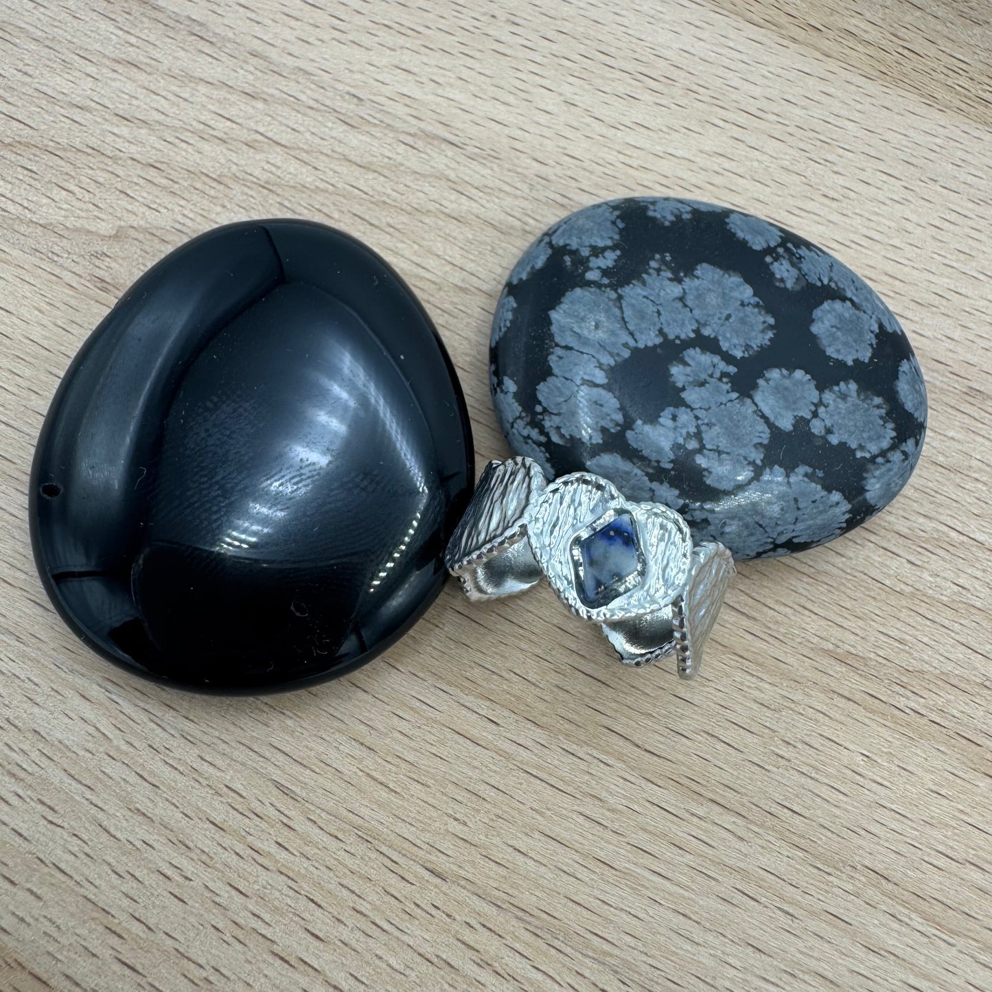 Anel Prateado Coraçoes Com Pedra Losângulo Sodalite