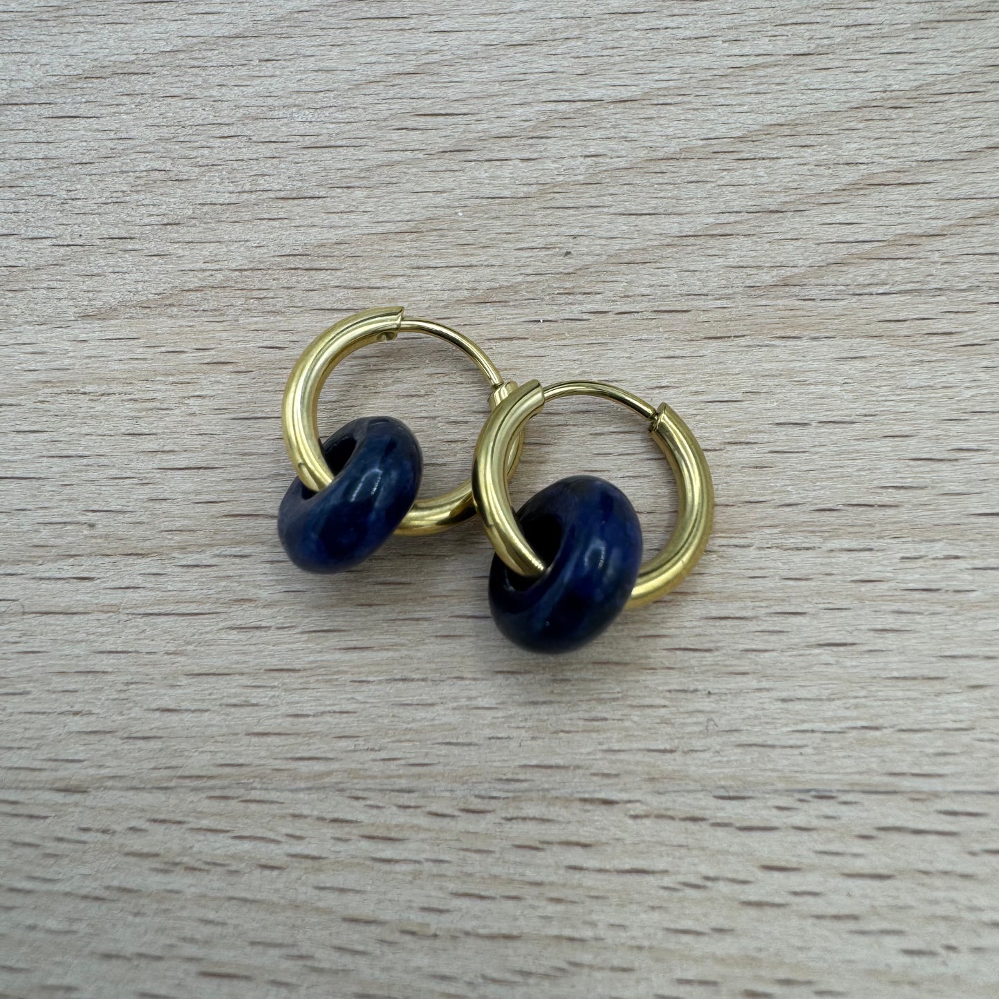 Brincos Argolas com Pedra Lapis Lazuli Dourado