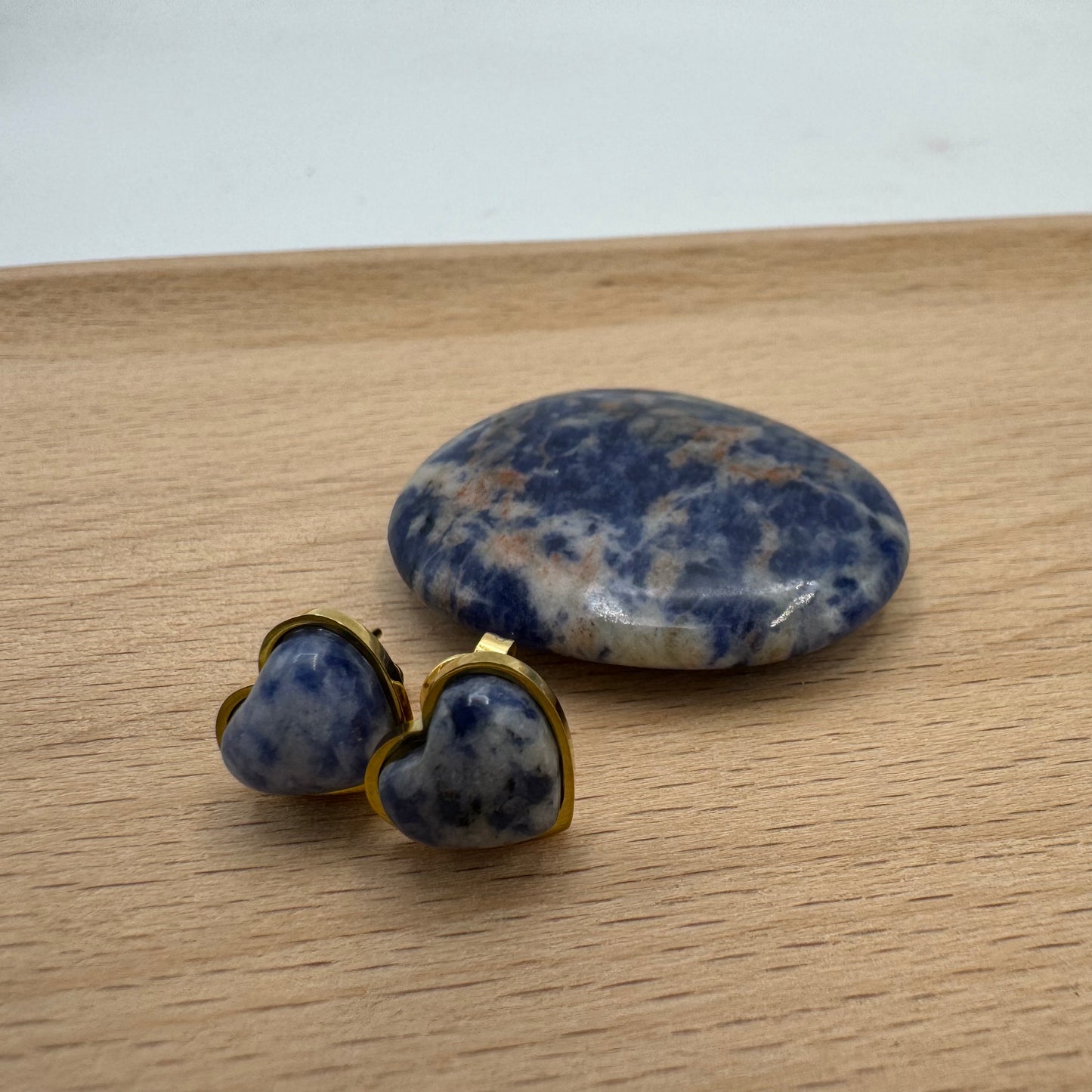 Brincos Coração Pedra Sodalite Dourados