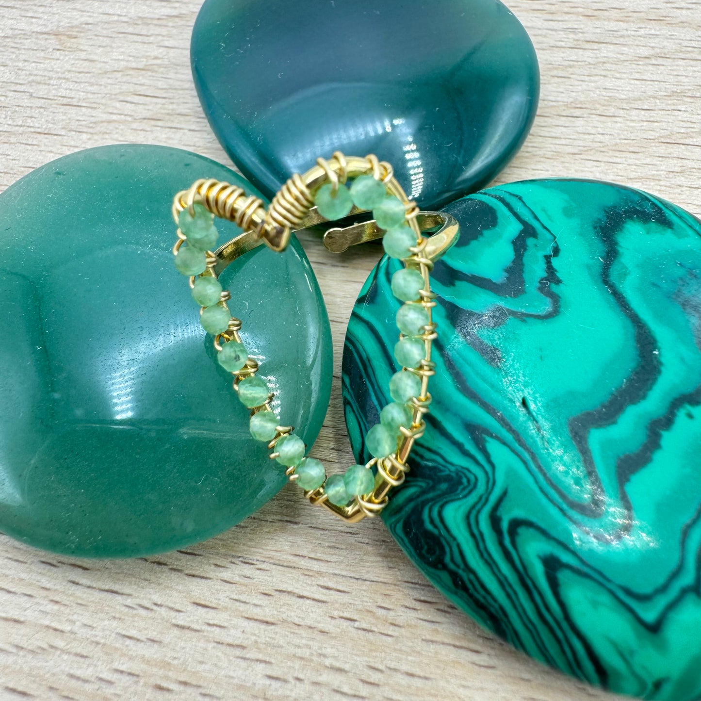 Anel Fino Dourado Coração Missangas Verdes