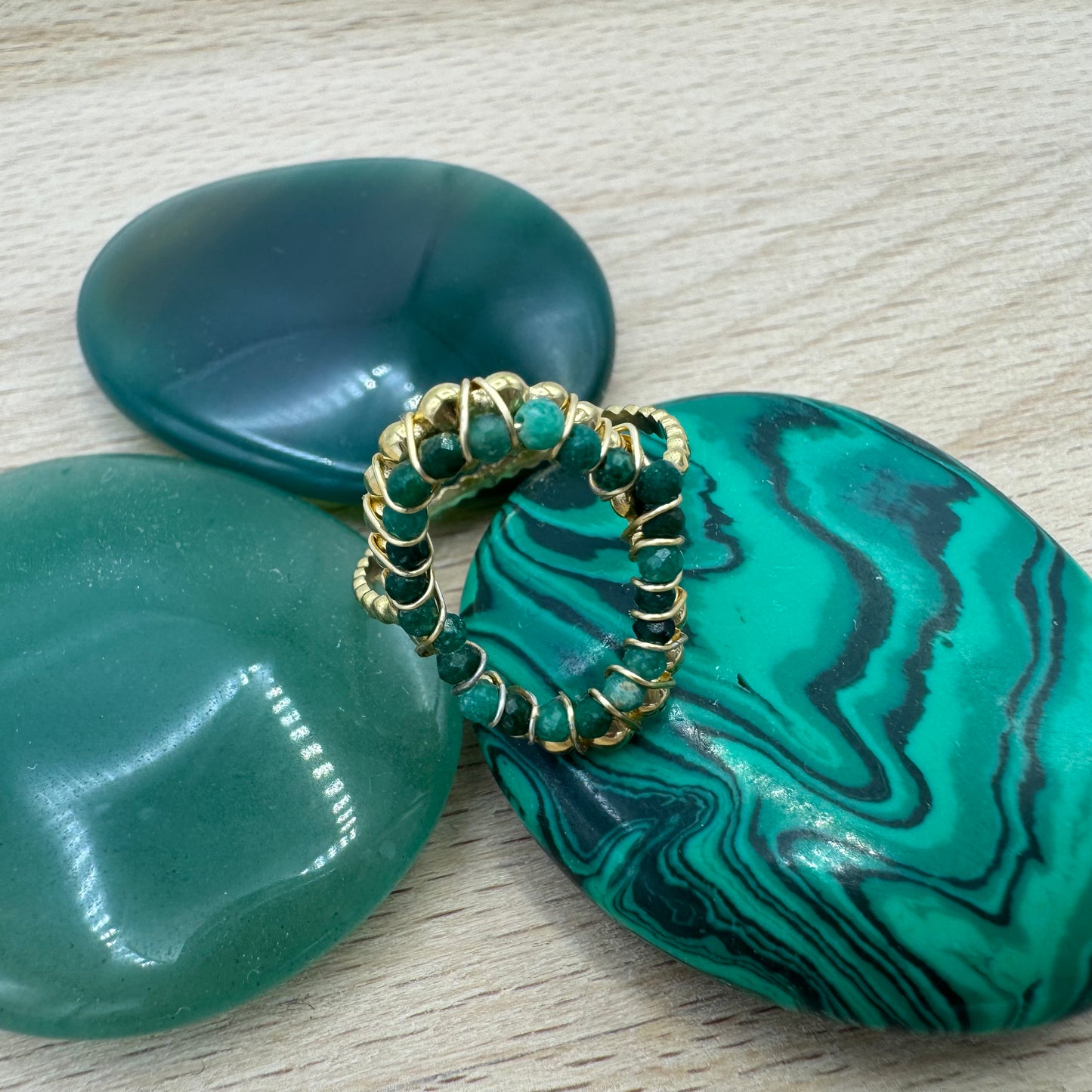 Anel Fino Dourado Oval Missangas Verdes
