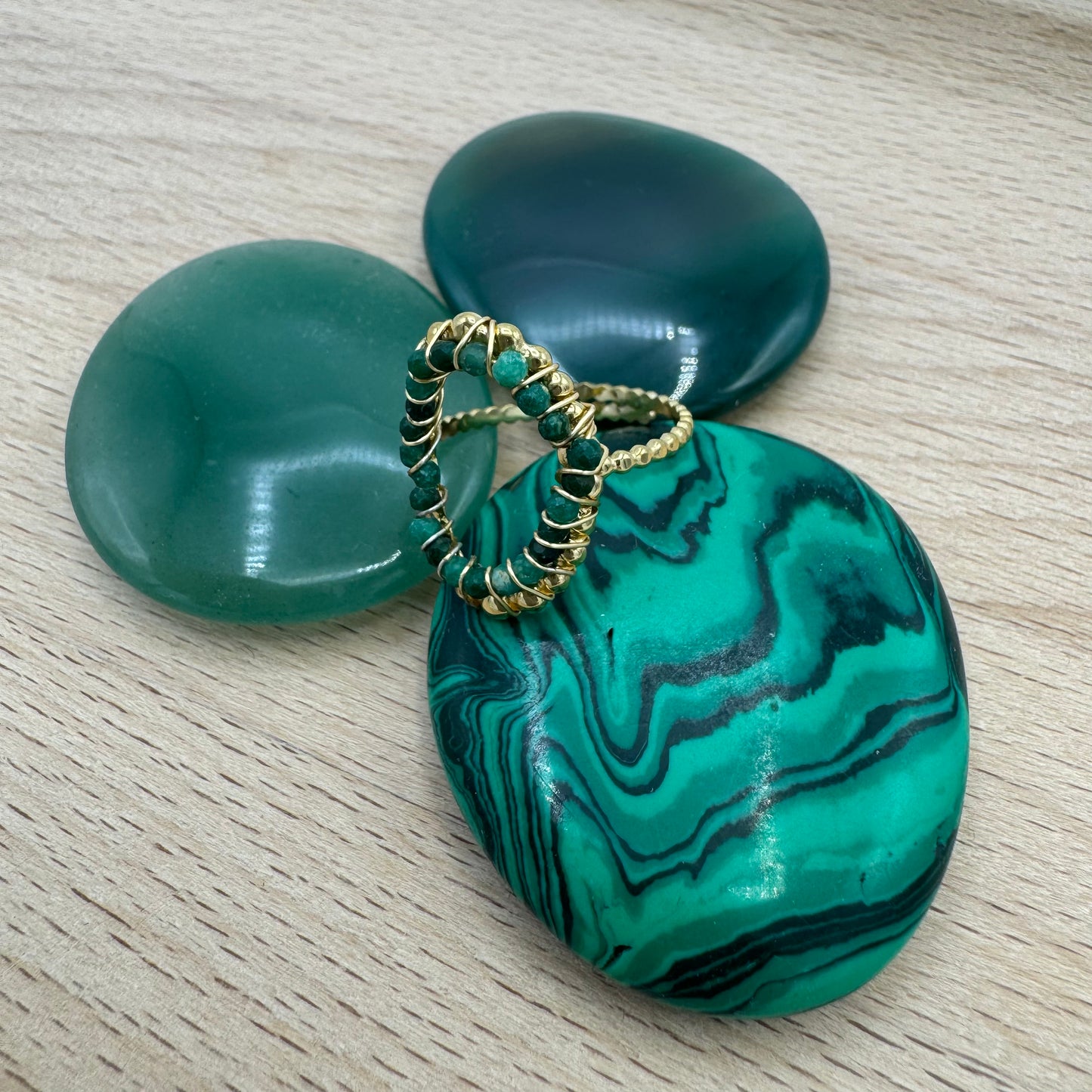 Anel Fino Dourado Oval Missangas Verdes
