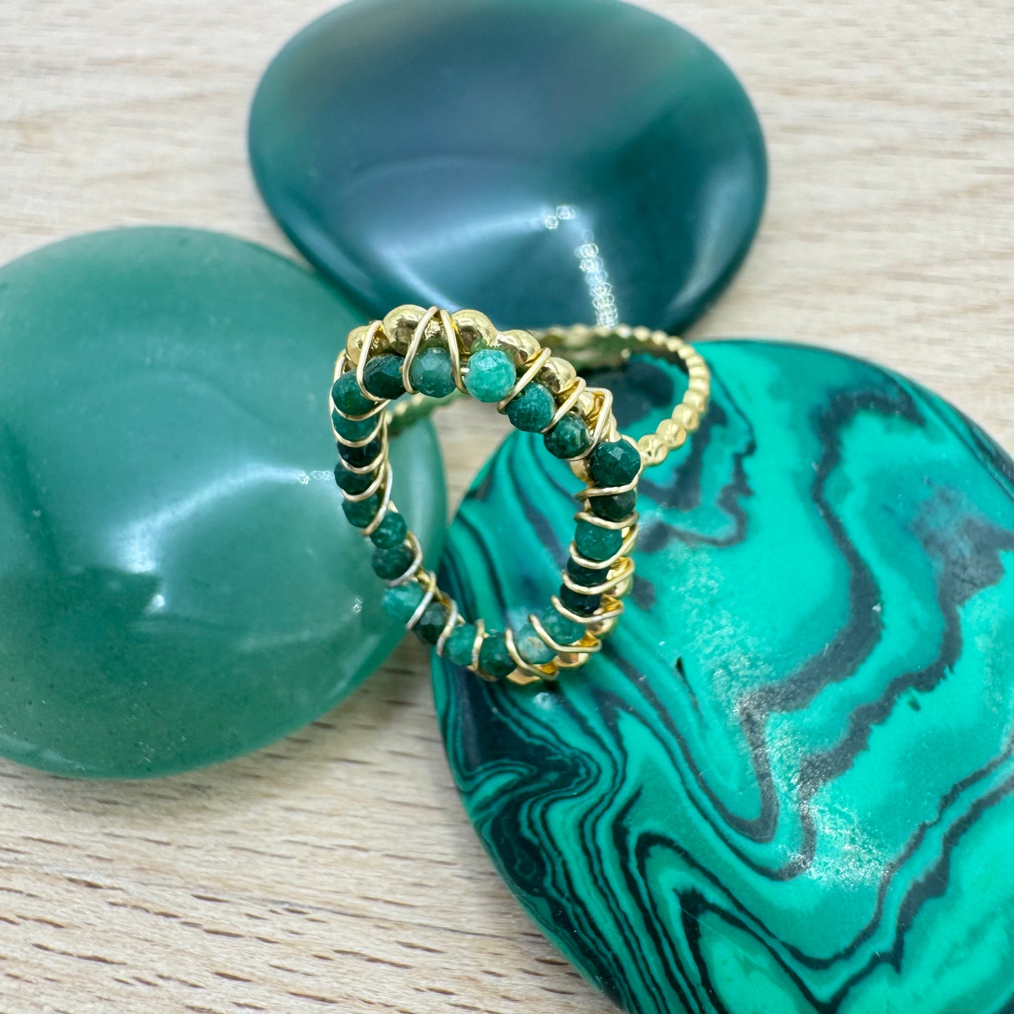 Anel Fino Dourado Oval Missangas Verdes