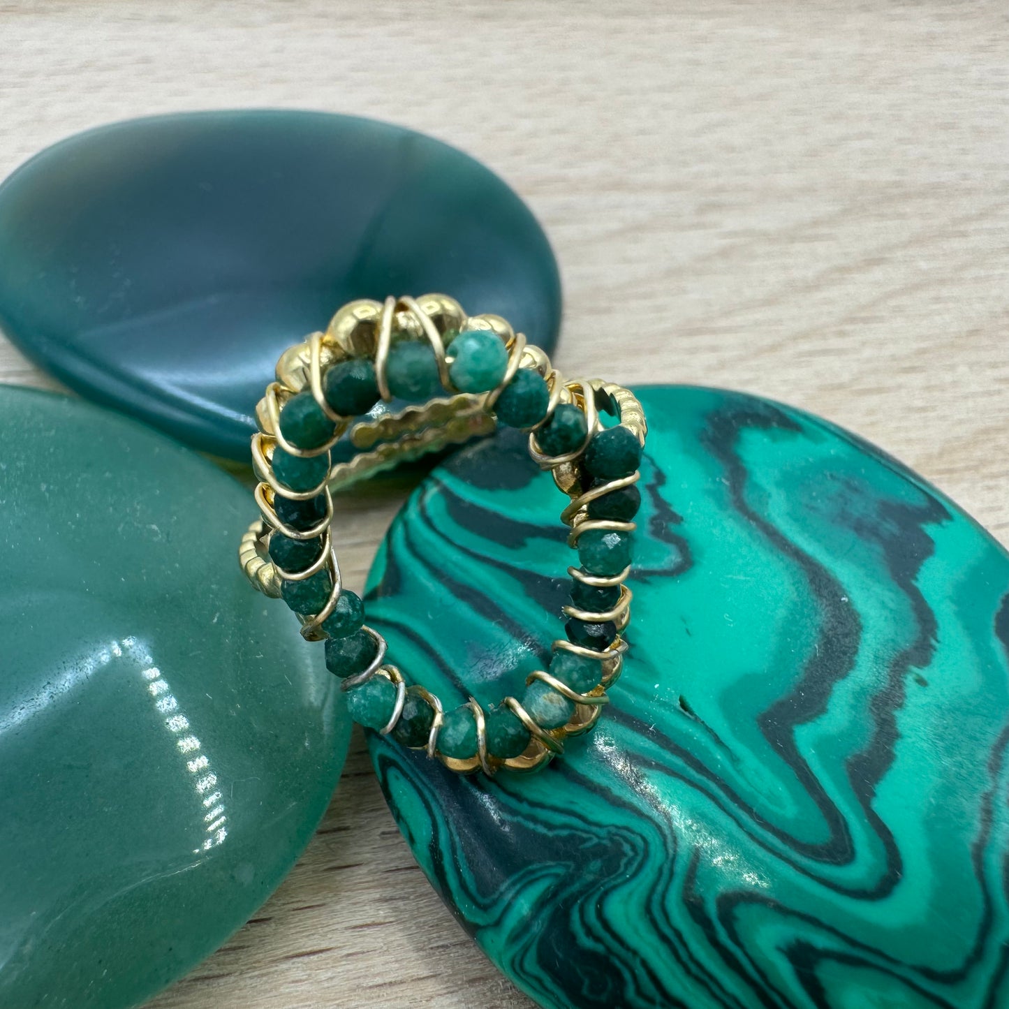 Anel Fino Dourado Oval Missangas Verdes