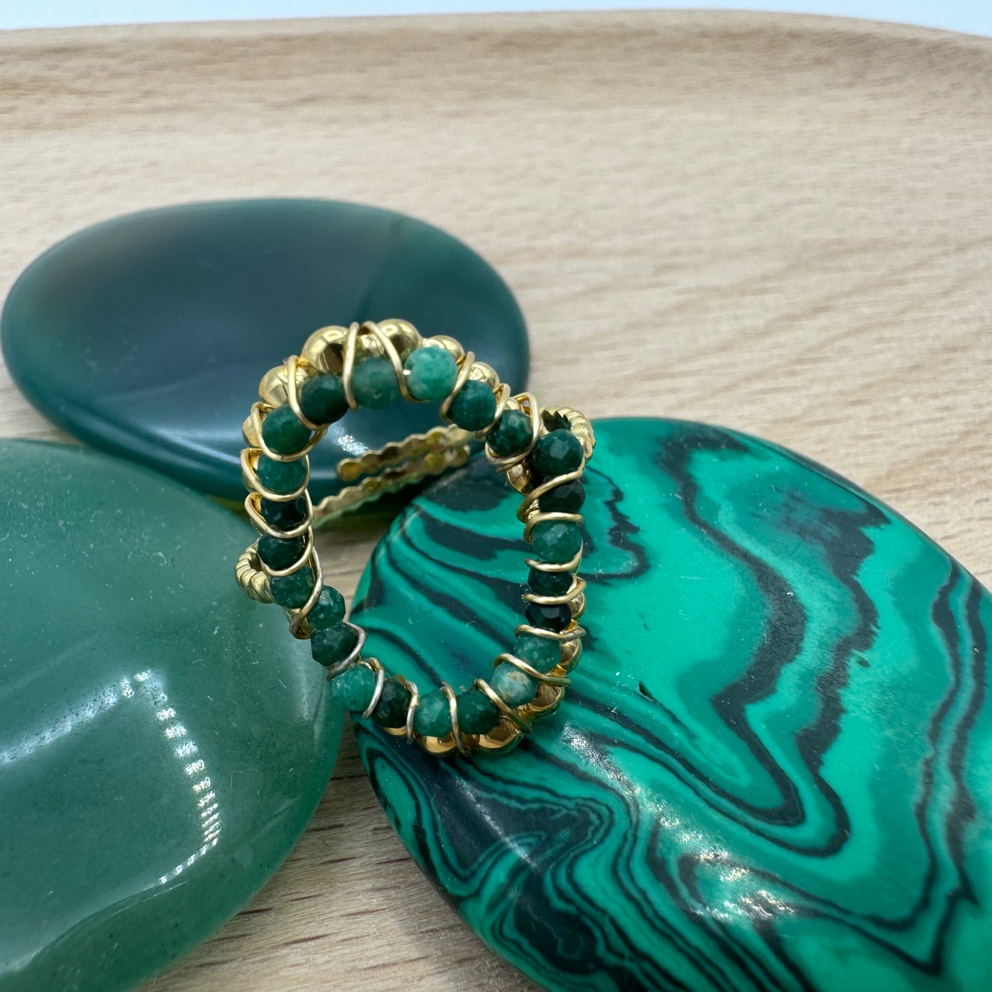 Anel Fino Dourado Oval Missangas Verdes