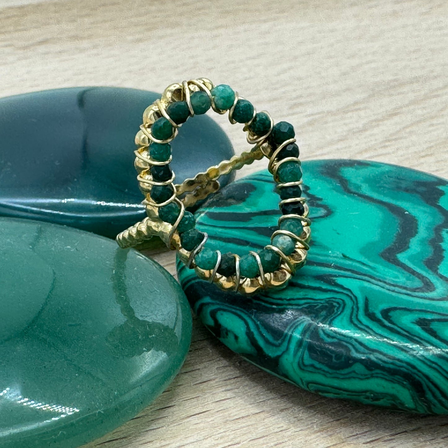 Anel Fino Dourado Oval Missangas Verdes