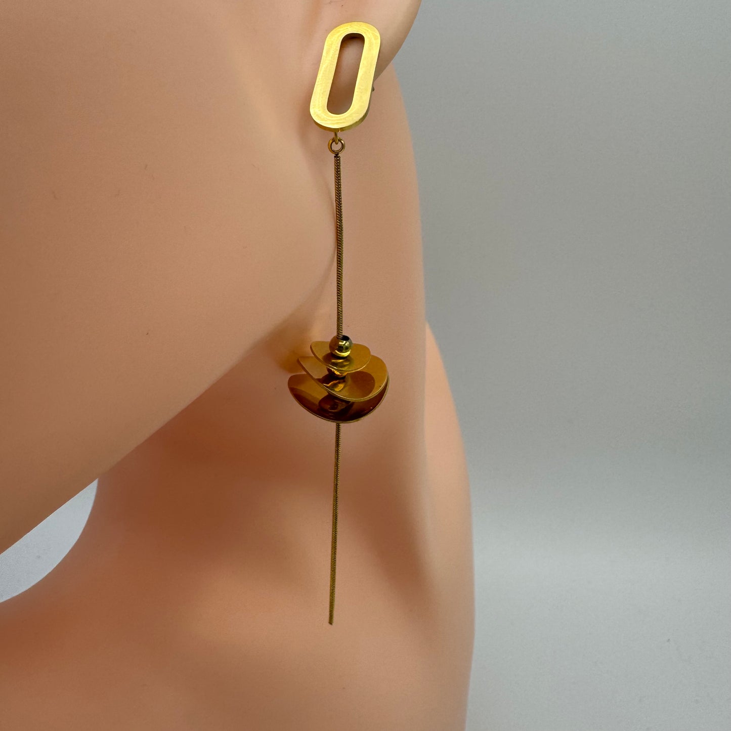 Brincos Assimétricos Fio C/Circulos Pendurados Dourado