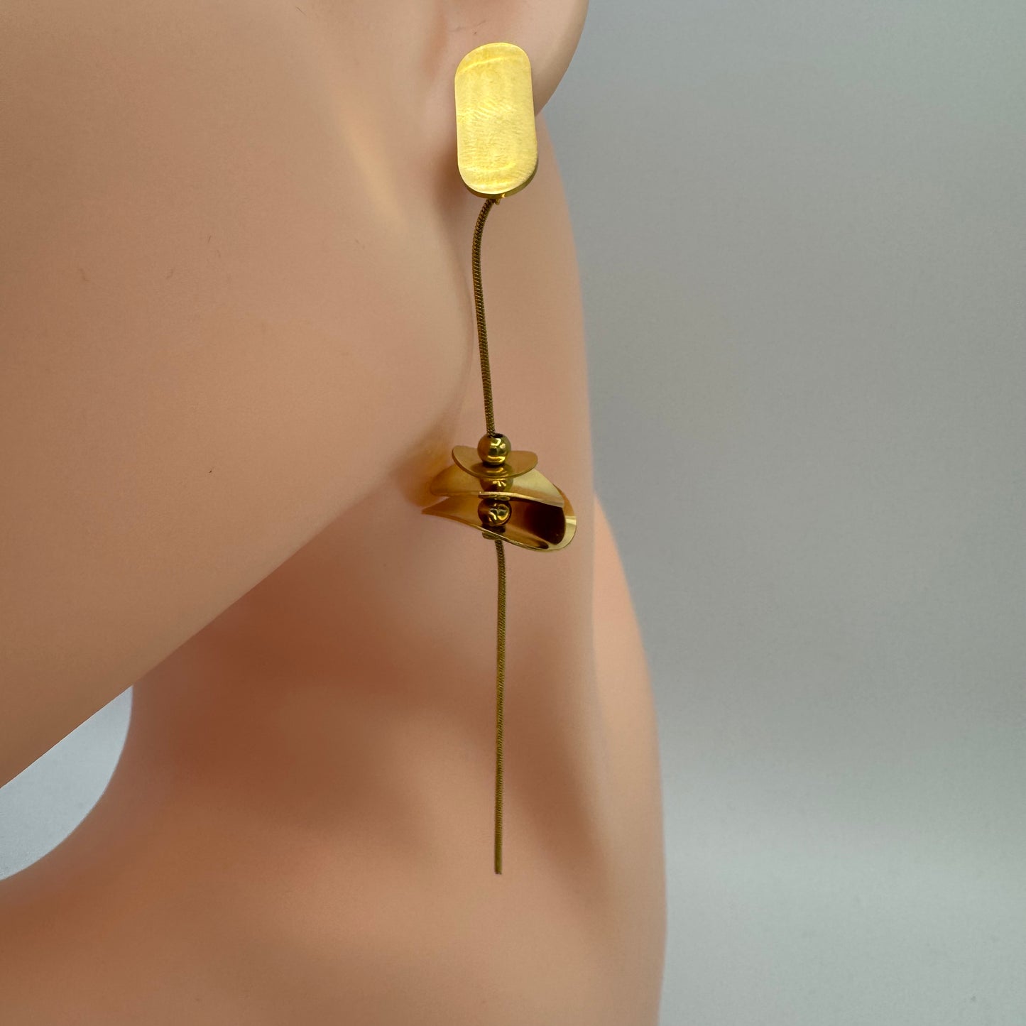 Brincos Assimétricos Fio C/Circulos Pendurados Dourado
