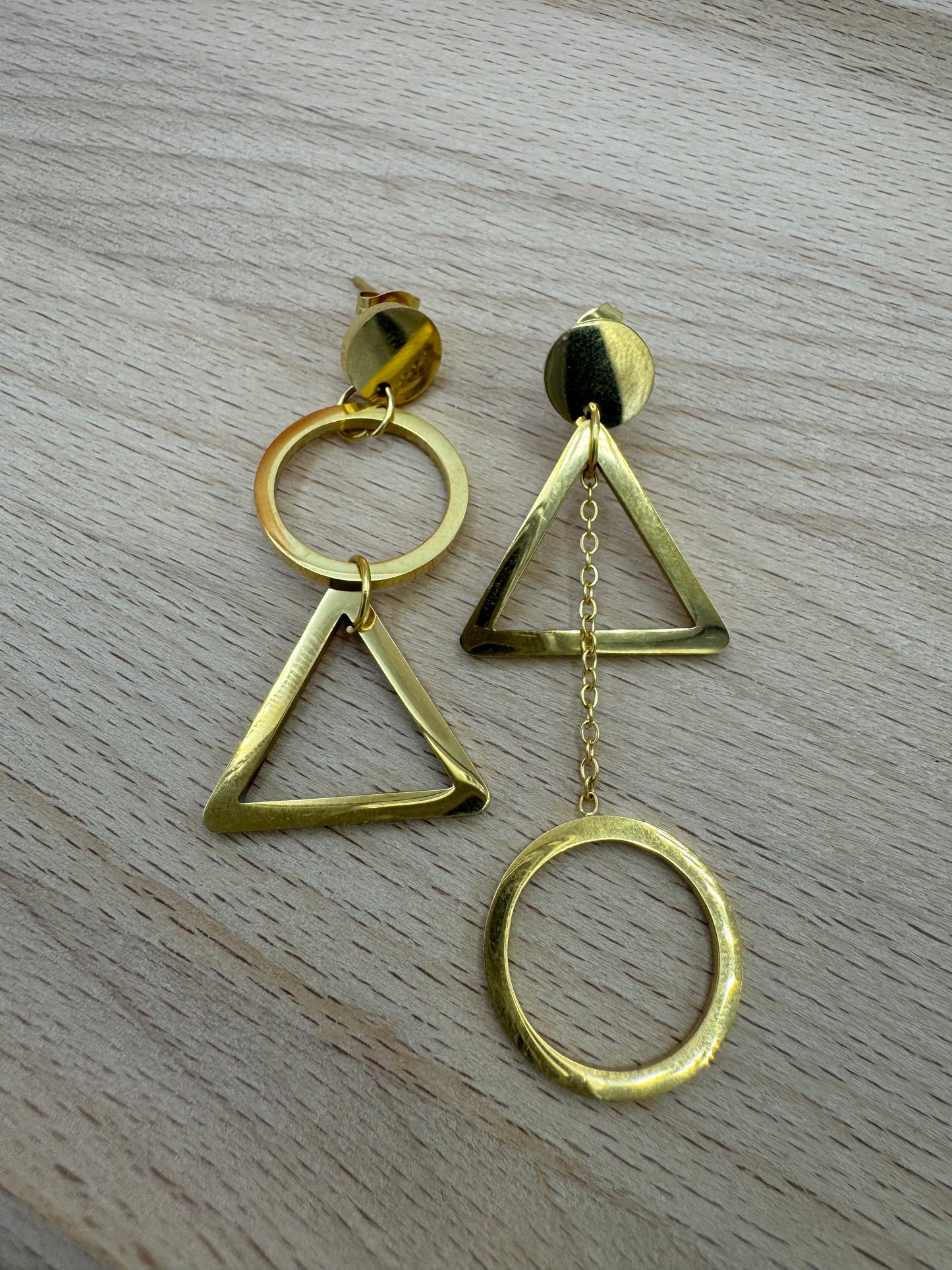 Brincos Assimétricos Triângula e Círculo Dourado INOX