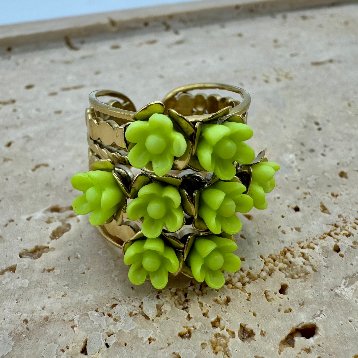 Anel Largo com Pequenas Flores Verdes