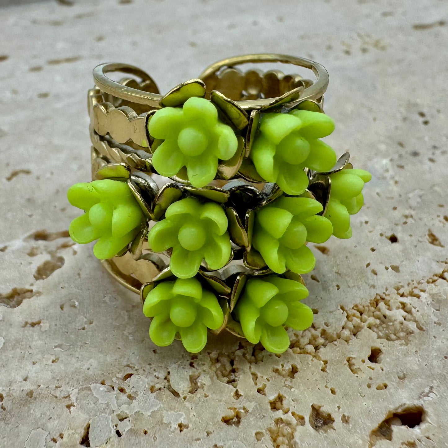 Anel Largo com Pequenas Flores Verdes