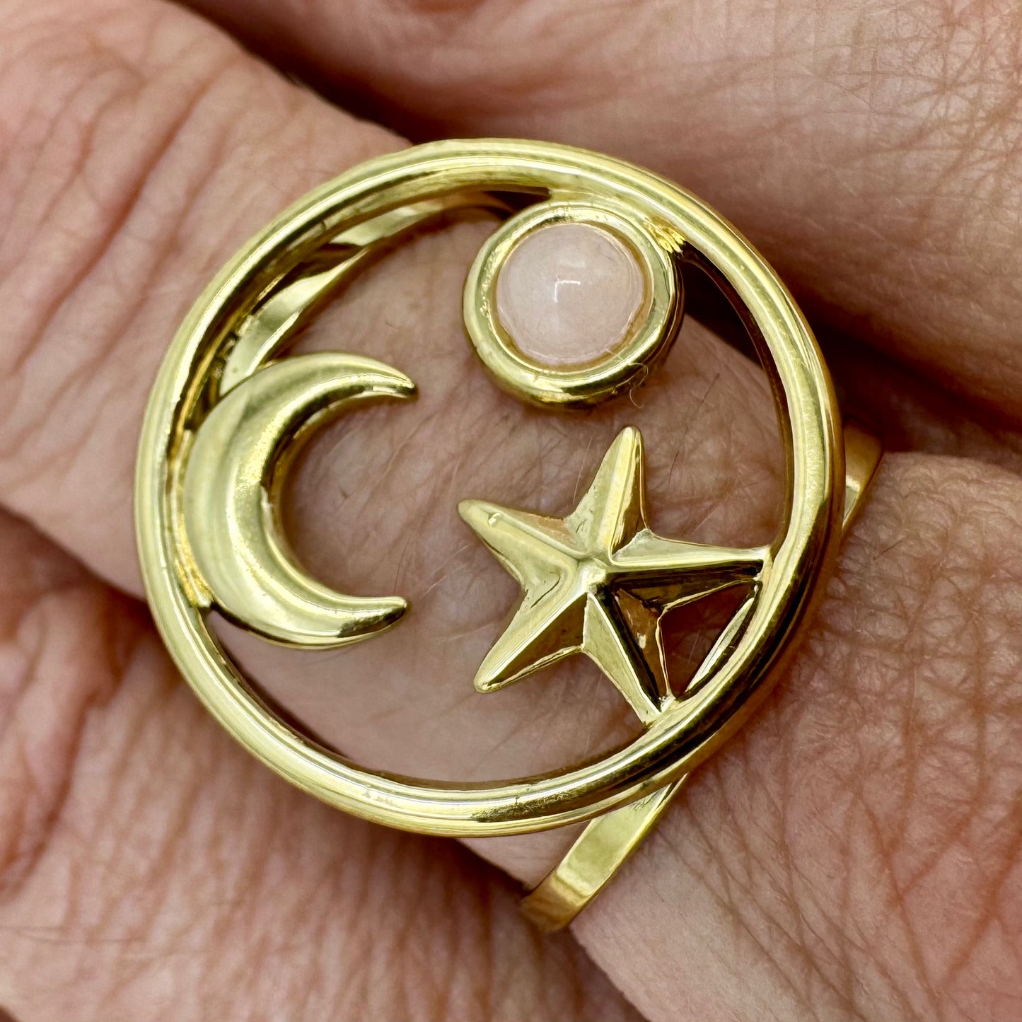 Anel Redondo com Lua, Estrela e Pedra Rosa Aço Dourado